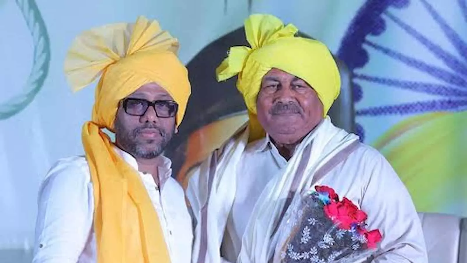 पीली पगड़ी पहने दिनेश कुमार गोयल और किरणजीत सिंह दिल्ली में शहीदों के सम्मान समारोह में।