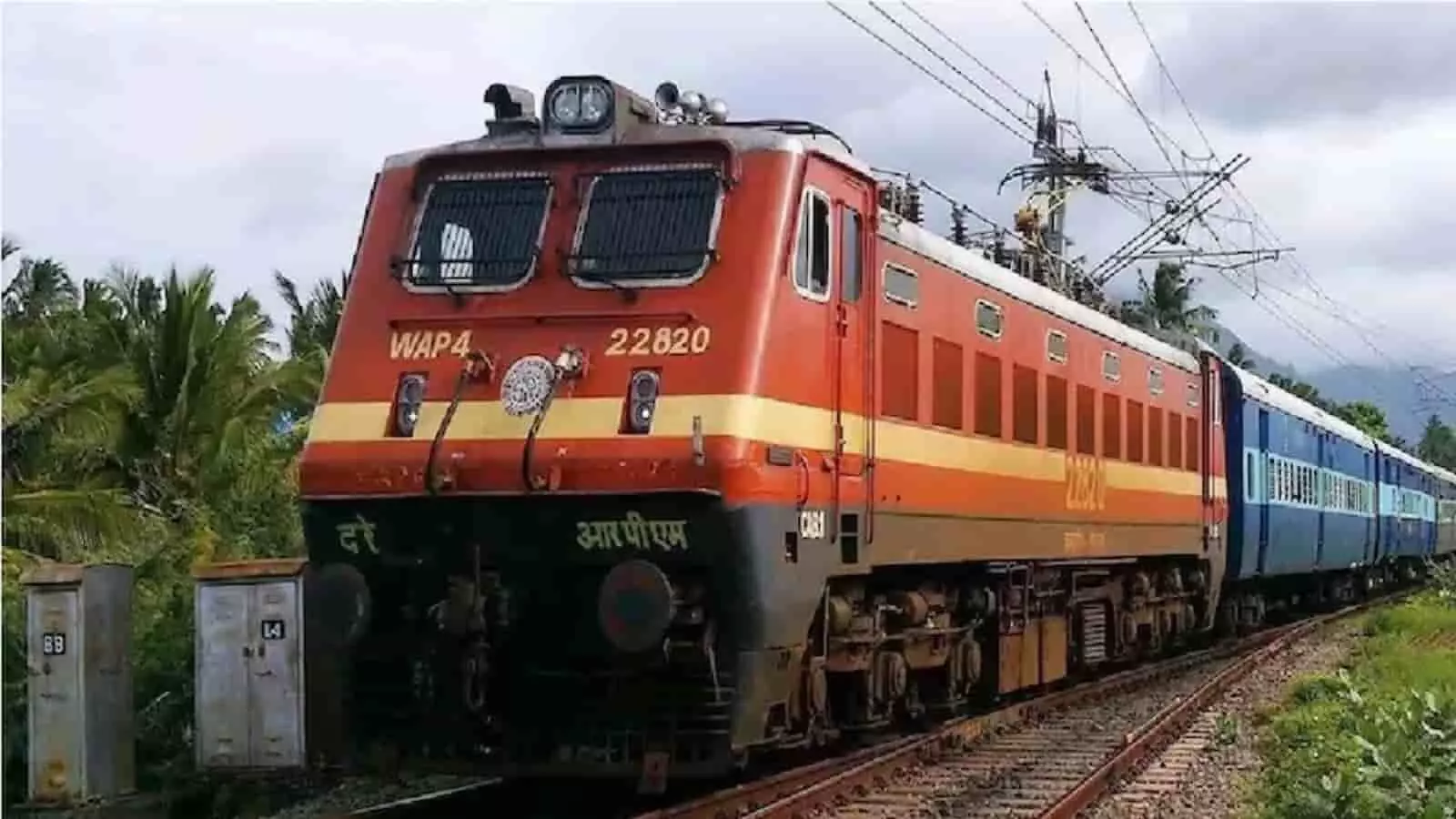 वराही और वाघपुरा के बीच रेलवे ट्रैक पर मरम्मत कार्य करती हुई आधुनिक ट्रैक नवीनीकरण मशीन। वराही और वाघपुरा के बीच रेलवे ट्रैक पर मरम्मत कार्य करती हुई आधुनिक ट्रैक नवीनीकरण मशीन।
