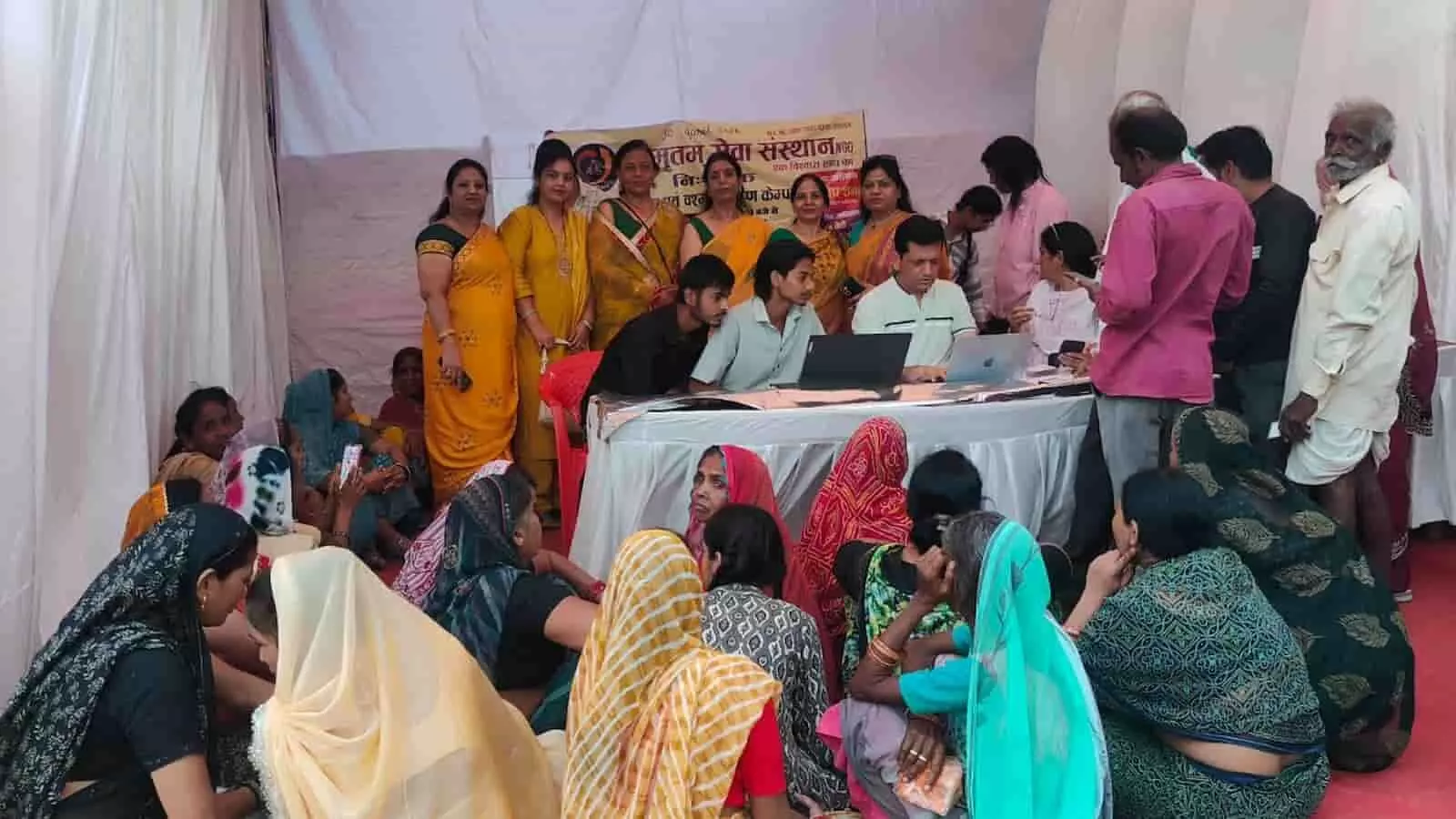 कोटा की रोजड़ी बस्ती में अमृतम सेवा संस्थान के नेत्र जांच शिविर में एकत्रित लाभार्थी और कार्यकर्ता।