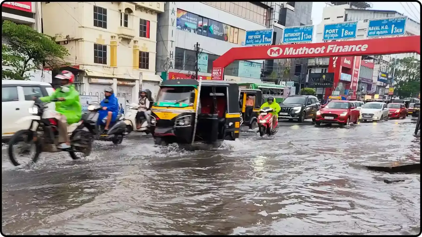 बारिश के कारण जलभराव वाली सड़क पर चलते वाहन केरल के शहरी क्षेत्र में मौसम की चेतावनी के दौरान। बारिश के कारण जलभराव वाली सड़क पर चलते वाहन केरल के शहरी क्षेत्र में मौसम की चेतावनी के दौरान।