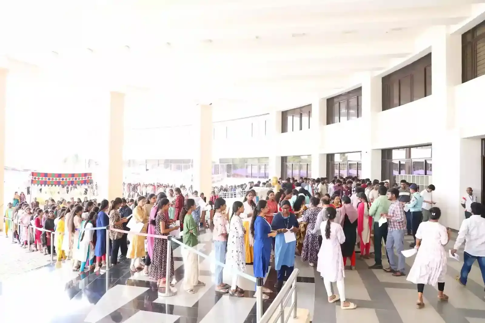 वीआईटीईईई प्रवेश परीक्षा देने पहुंचे अभ्यर्थी वीआईटी-एपी यूनिवर्सिटी अमरावती के कंप्यूटर लैब में परीक्षा देते हुए। वीआईटीईईई प्रवेश परीक्षा देने पहुंचे अभ्यर्थी वीआईटी-एपी यूनिवर्सिटी अमरावती के कंप्यूटर लैब में परीक्षा देते हुए।