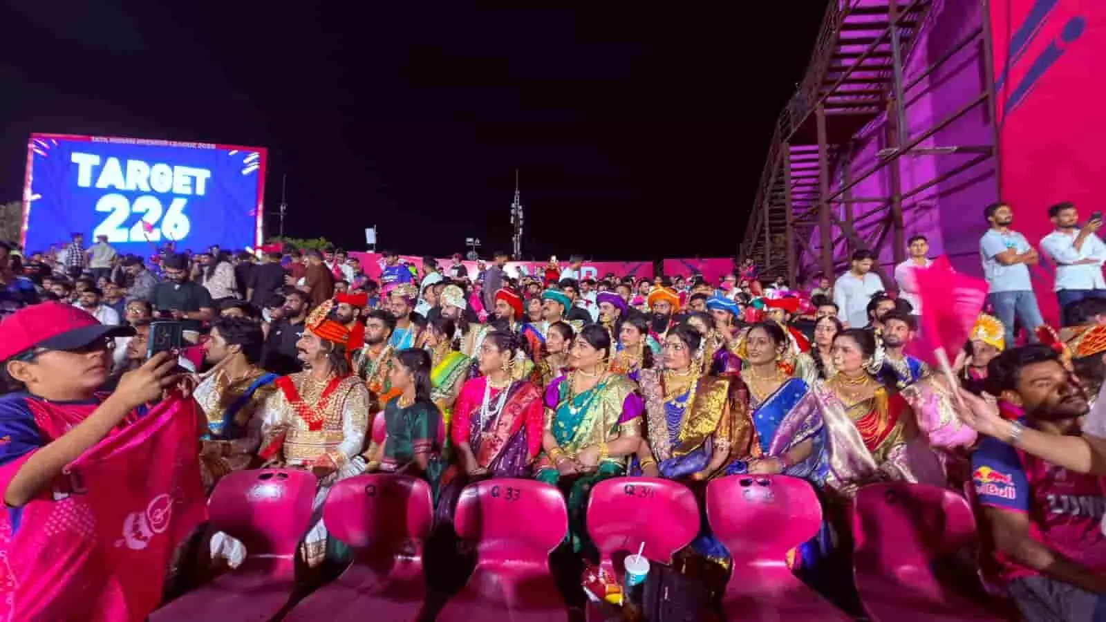 सवाई मानसिंह स्टेडियम में पारंपरिक मराठी वेशभूषा पहने कलाकार आईपीएल मैच के दौरान महाराष्ट्र दिवस मना रहे हैं। सवाई मानसिंह स्टेडियम में पारंपरिक मराठी वेशभूषा पहने कलाकार आईपीएल मैच के दौरान महाराष्ट्र दिवस मना रहे हैं।