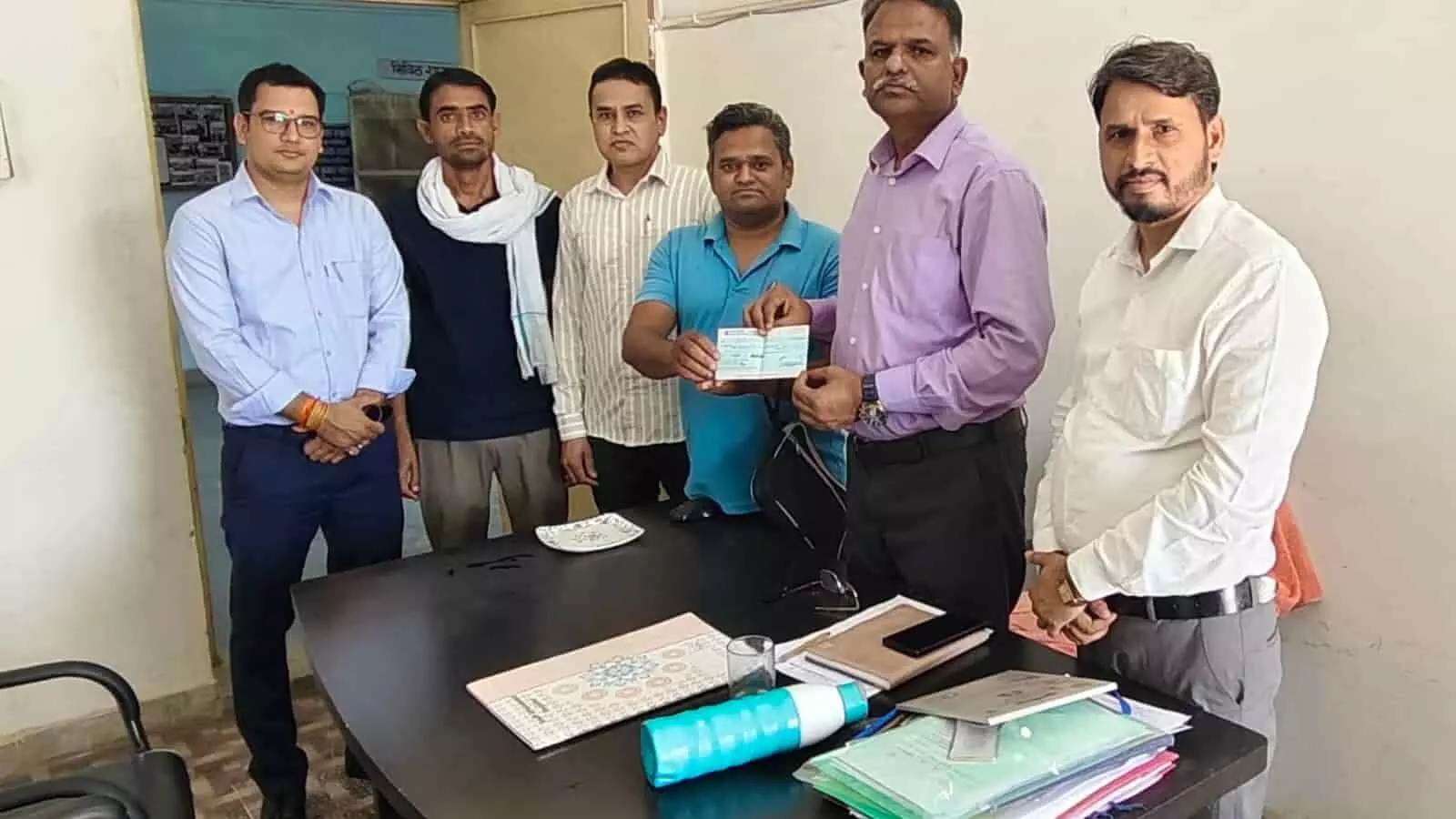 विद्यालय विकास हेतु चेक सौंपते प्रधानाचार्य और शिक्षा विभाग के अधिकारी सवाई माधोपुर कार्यालय में। विद्यालय विकास हेतु चेक सौंपते प्रधानाचार्य और शिक्षा विभाग के अधिकारी सवाई माधोपुर कार्यालय में।