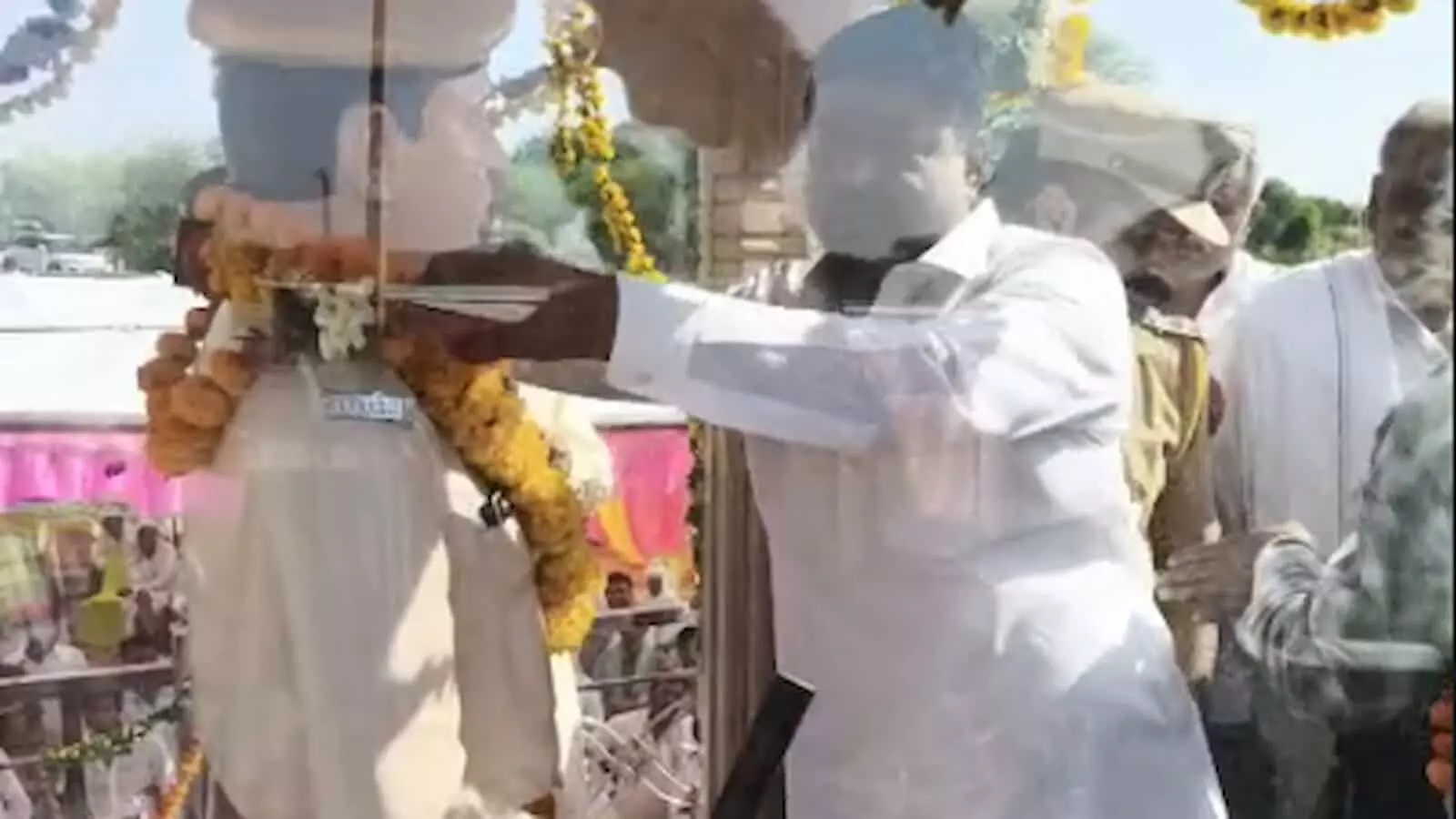 रईथा खुर्द में शहीद देवनारायण गुर्जर की प्रतिमा पर माल्यार्पण करते मुख्य अतिथि और ग्रामीण। रईथा खुर्द में शहीद देवनारायण गुर्जर की प्रतिमा पर माल्यार्पण करते मुख्य अतिथि और ग्रामीण।