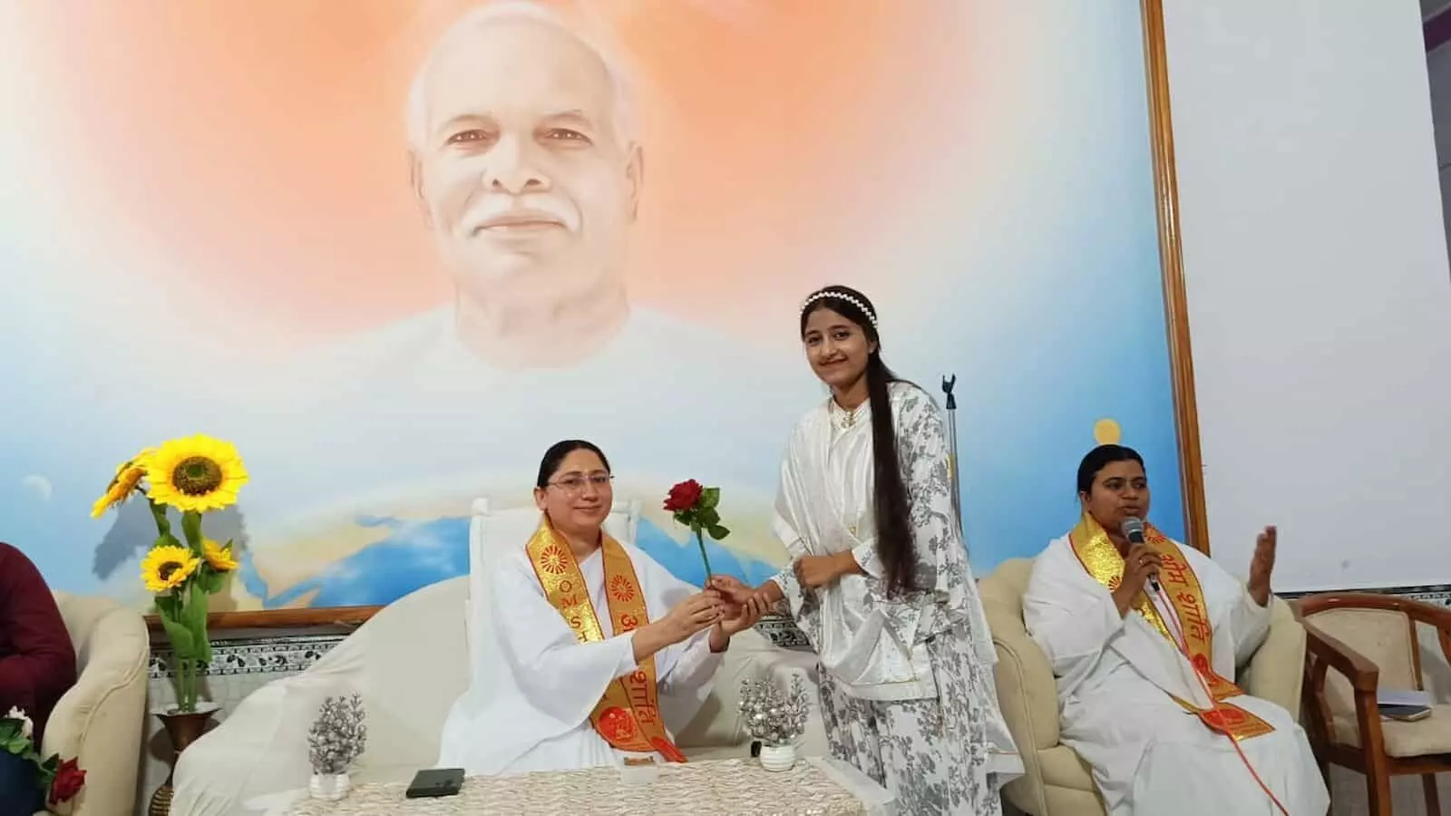 हिंडौन सिटी के ज्ञान रत्न भवन में अंतरराष्ट्रीय श्रमिक दिवस समारोह के दौरान मंचासीन ब्रह्माकुमारी दीदी और उपस्थित अतिथि। हिंडौन सिटी के ज्ञान रत्न भवन में अंतरराष्ट्रीय श्रमिक दिवस समारोह के दौरान मंचासीन ब्रह्माकुमारी दीदी और उपस्थित अतिथि।
