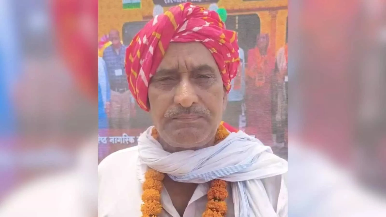 पारंपरिक वेशभूषा और फूलों की माला पहने किसान केसरी सिंह राठौर डीग में एक कार्यक्रम के दौरान। पारंपरिक वेशभूषा और फूलों की माला पहने किसान केसरी सिंह राठौर डीग में एक कार्यक्रम के दौरान।