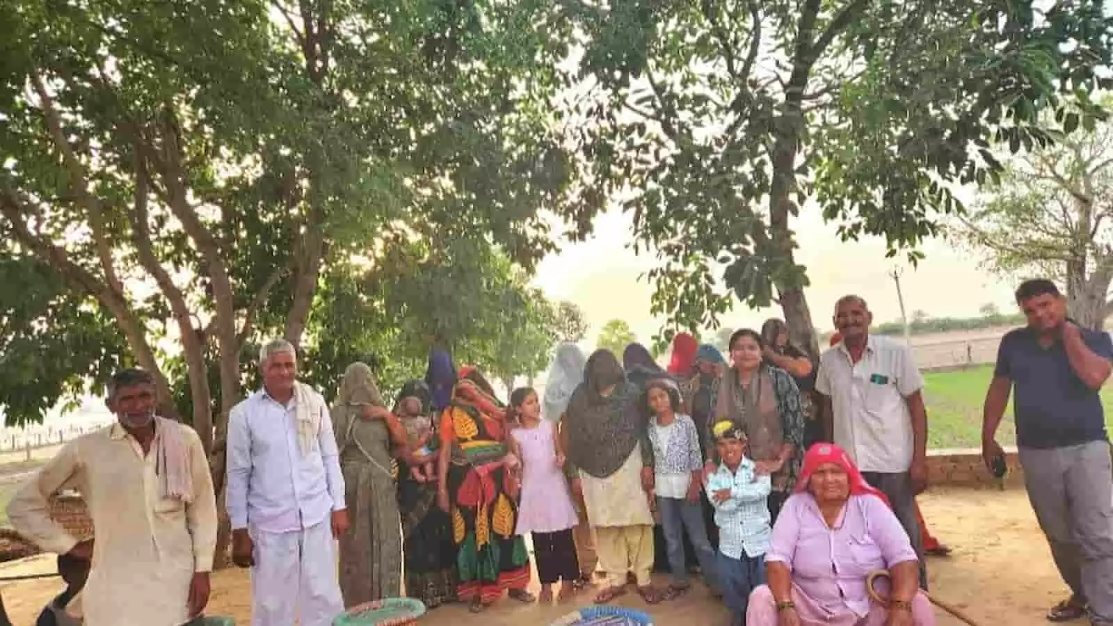 मधुबना गांव में पेड़ों के नीचे एकत्र होकर सड़क निर्माण की मांग करते ग्रामीण और एडवोकेट स्वेता यादव। मधुबना गांव में पेड़ों के नीचे एकत्र होकर सड़क निर्माण की मांग करते ग्रामीण और एडवोकेट स्वेता यादव।