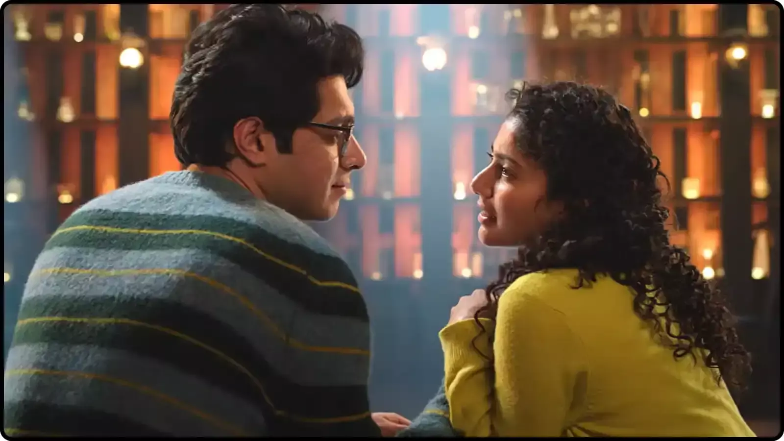 फिल्म के दृश्य में जुनैद खान और सई पल्लवी एक साथ सिनेमाघर में फिल्म प्रदर्शन के संदर्भ में। फिल्म के दृश्य में जुनैद खान और सई पल्लवी एक साथ सिनेमाघर में फिल्म प्रदर्शन के संदर्भ में।