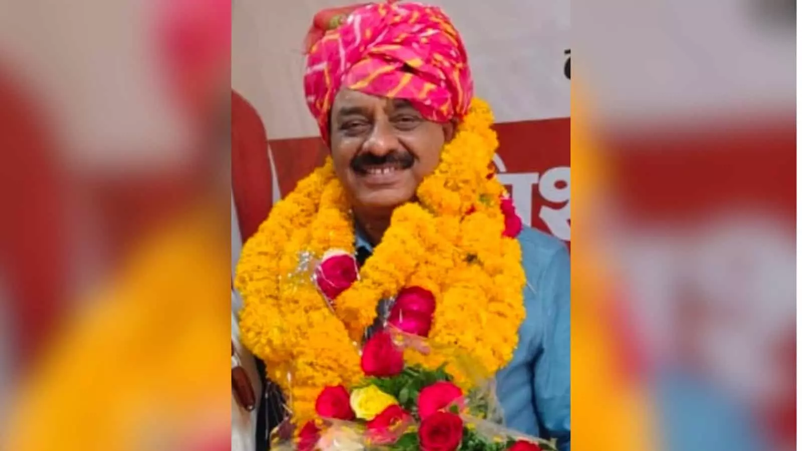 फूलों की माला और साफा पहने मुस्कुराते हुए नवनिर्वाचित महामंत्री मुकेश गालव कोटा के सभागार में। फूलों की माला और साफा पहने मुस्कुराते हुए नवनिर्वाचित महामंत्री मुकेश गालव कोटा के सभागार में।