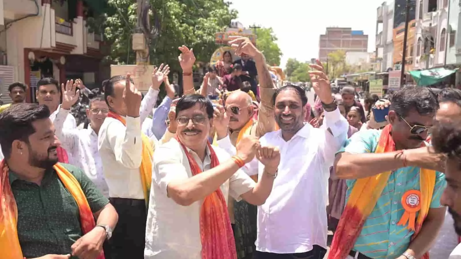 कोटा की सड़कों पर सामूहिक विवाह की शोभायात्रा में नाचते गाते लोग और पीछे बग्गी दिखाई दे रही है। कोटा की सड़कों पर सामूहिक विवाह की शोभायात्रा में नाचते गाते लोग और पीछे बग्गी दिखाई दे रही है।