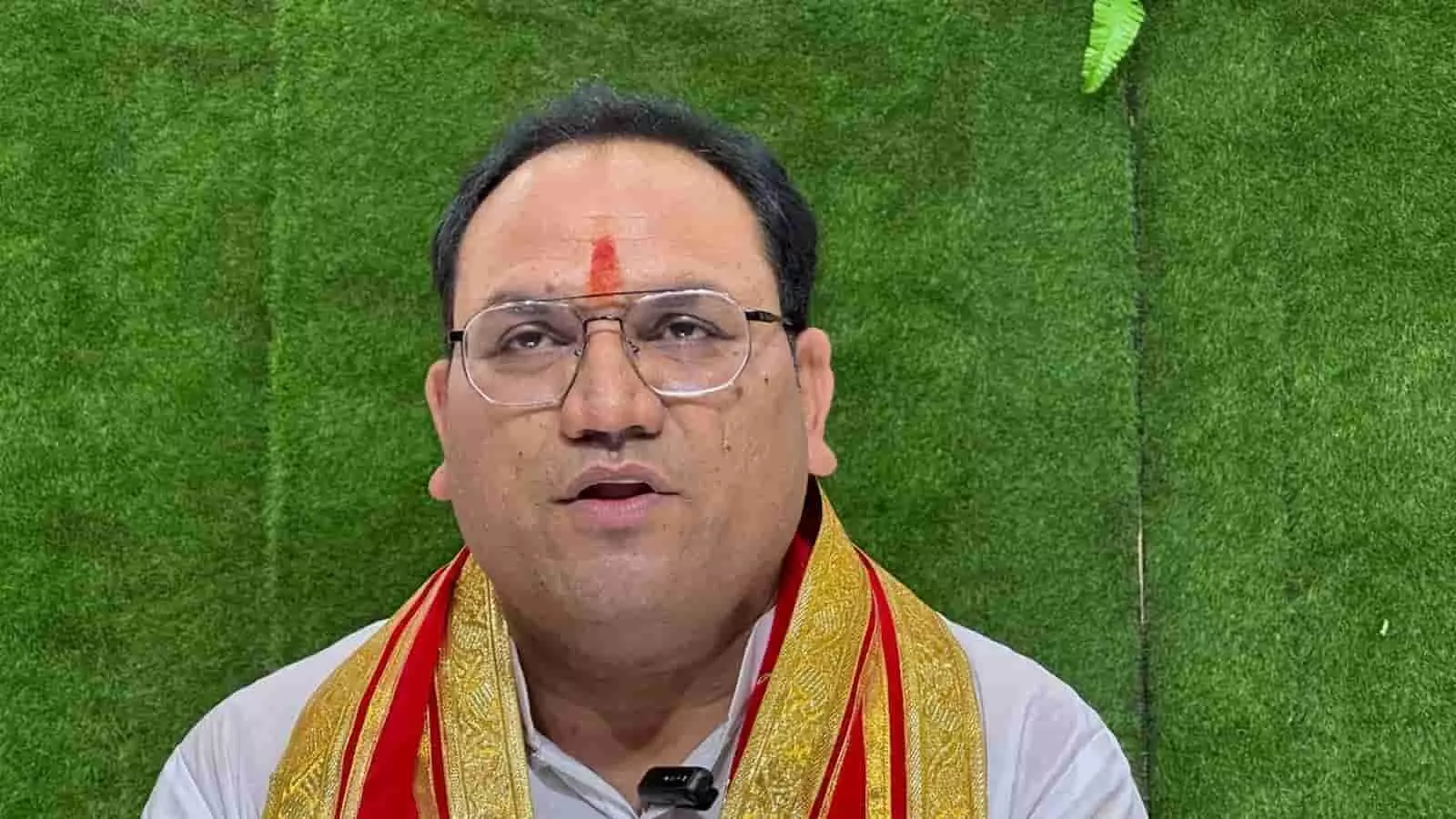 चश्मा और दुपट्टा पहने आचार्य राजानन्द शास्त्री कोटा में प्रेस वार्ता के दौरान जानकारी साझा करते हुए। चश्मा और दुपट्टा पहने आचार्य राजानन्द शास्त्री कोटा में प्रेस वार्ता के दौरान जानकारी साझा करते हुए।