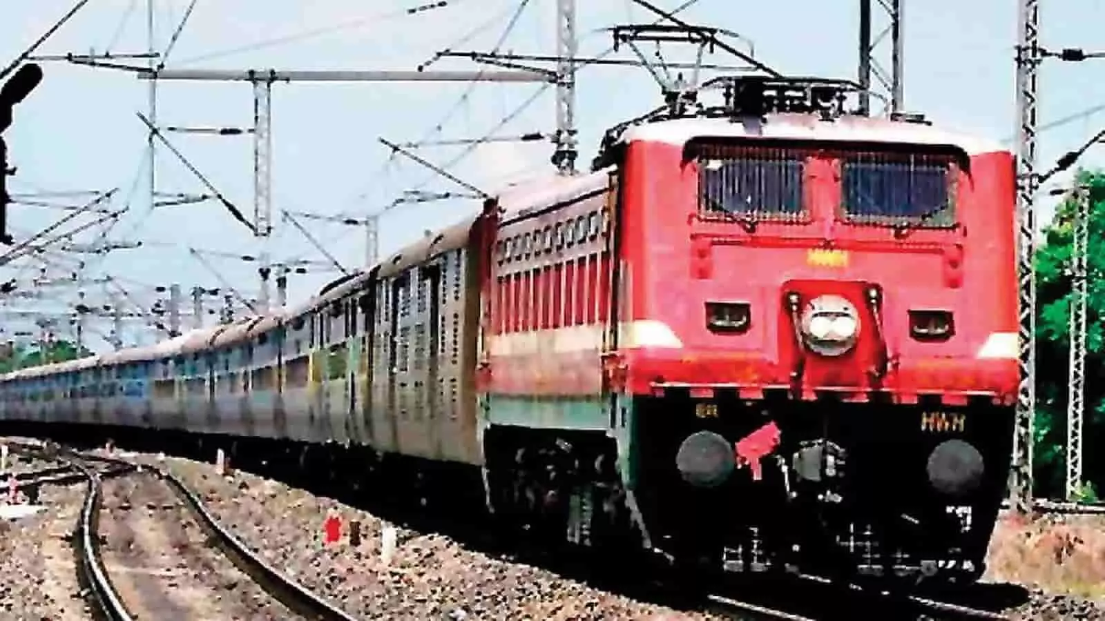 कोलकाता मेट्रो रेल और रेलवे ट्रैक का दृश्य जहाँ बुनियादी ढांचा विस्तार और विद्युतीकरण कार्य प्रस्तावित है।