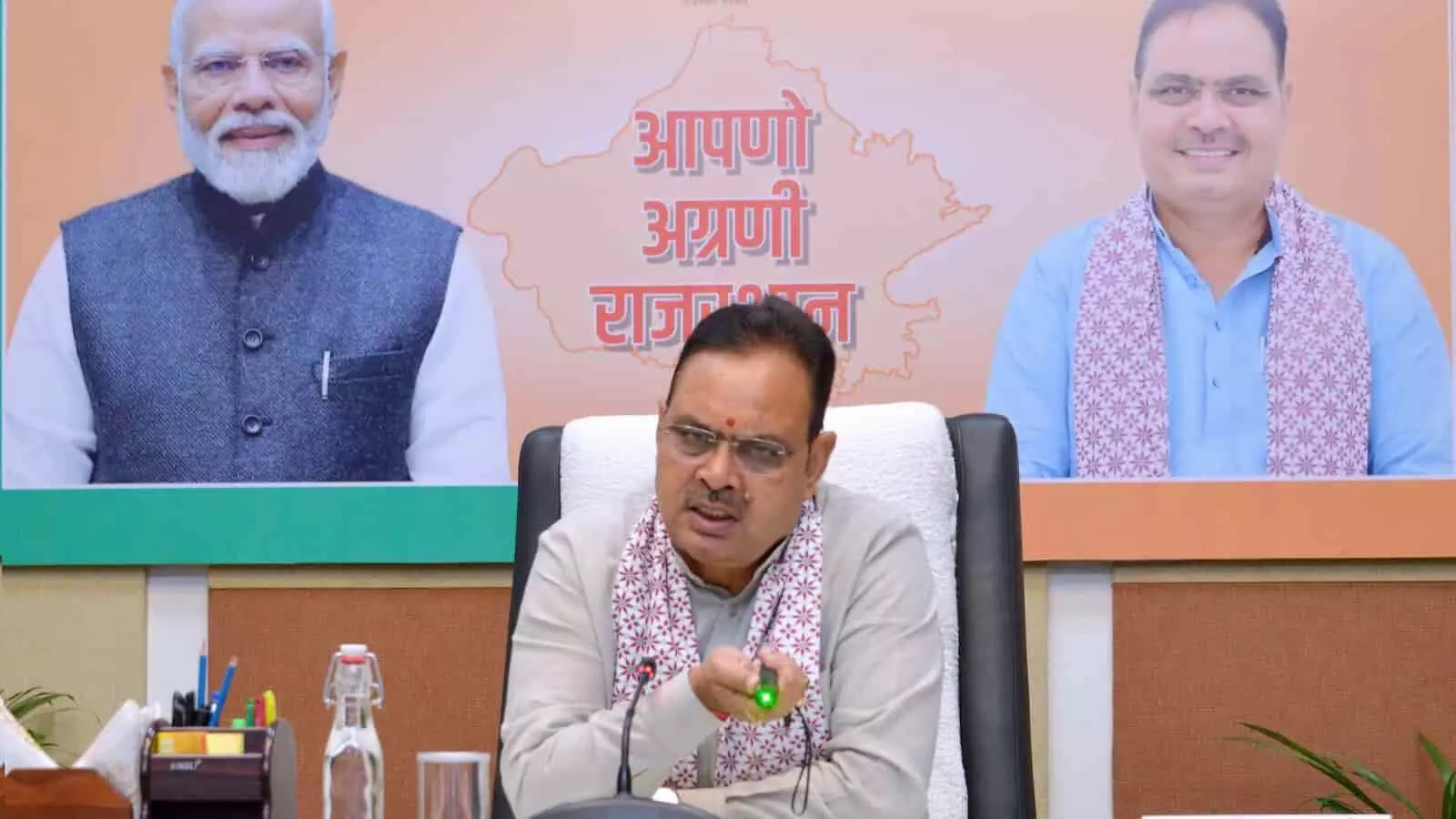 मुख्यमंत्री भजनलाल शर्मा जयपुर में माटी कला समाज के अभिनंदन समारोह के दौरान भाषण देते हुए। मुख्यमंत्री भजनलाल शर्मा जयपुर में माटी कला समाज के अभिनंदन समारोह के दौरान भाषण देते हुए।