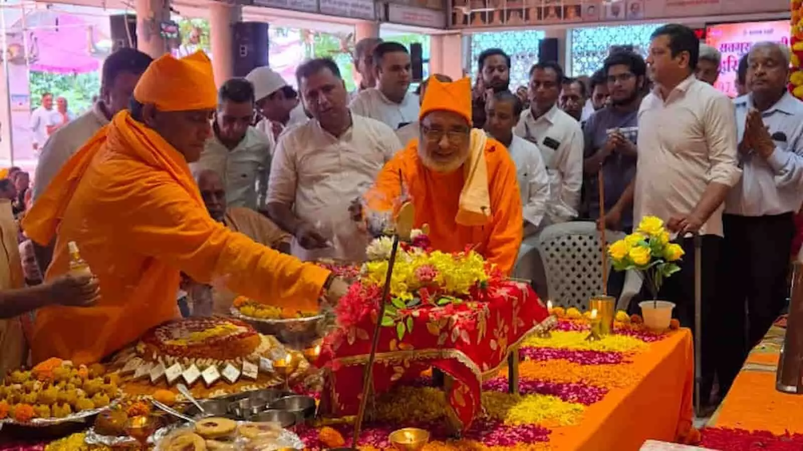 जयपुर के प्रेम प्रकाश मंडल में दीप प्रज्वलन करते संत और सजे हुए फूलों के बीच उपस्थित भक्त समूह। जयपुर के प्रेम प्रकाश मंडल में दीप प्रज्वलन करते संत और सजे हुए फूलों के बीच उपस्थित भक्त समूह।