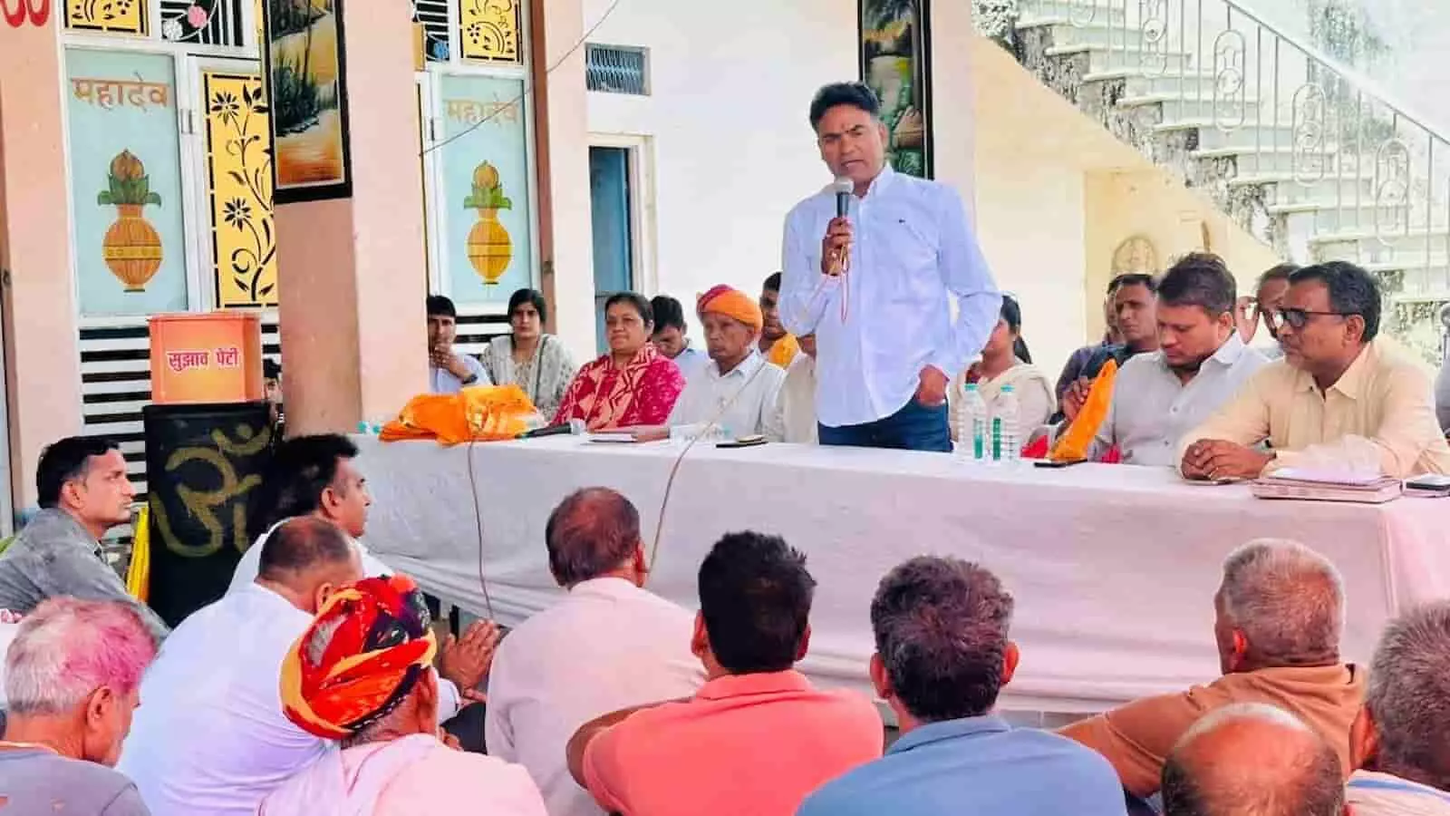 तुम्बड़िया में जनसुनवाई के दौरान विधायक चंद्रभान सिंह आक्या ग्रामीणों को सरकारी योजनाओं की जानकारी दे रहे हैं। तुम्बड़िया में जनसुनवाई के दौरान विधायक चंद्रभान सिंह आक्या ग्रामीणों को सरकारी योजनाओं की जानकारी दे रहे हैं।