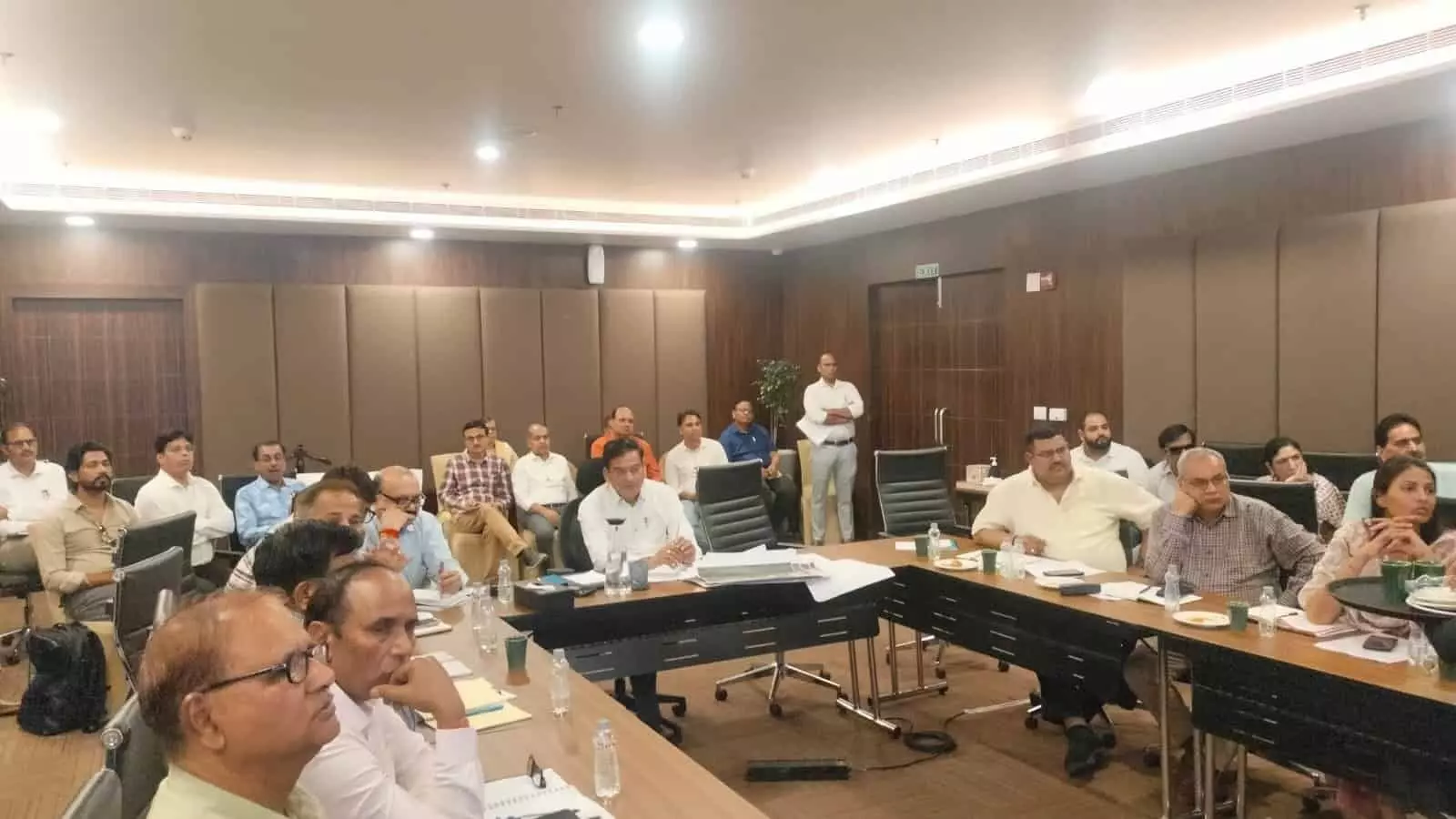 जेईसीसी जयपुर में बैठक के दौरान चर्चा करते कृषि विभाग के अधिकारी और फिक्की प्रतिनिधि। जेईसीसी जयपुर में बैठक के दौरान चर्चा करते कृषि विभाग के अधिकारी और फिक्की प्रतिनिधि।