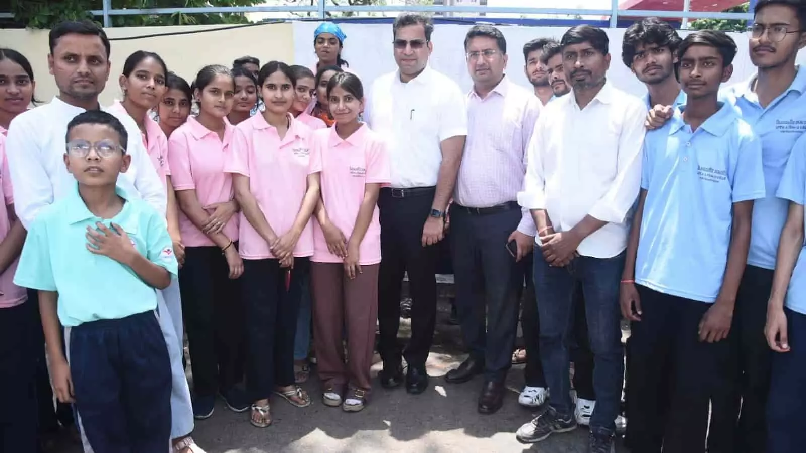 जयपुर में रंग दे गुलाबी अभियान के दौरान छात्रों और प्रशासनिक अधिकारियों का समूह चित्रकारी स्थल पर उपस्थित। जयपुर में रंग दे गुलाबी अभियान के दौरान छात्रों और प्रशासनिक अधिकारियों का समूह चित्रकारी स्थल पर उपस्थित।