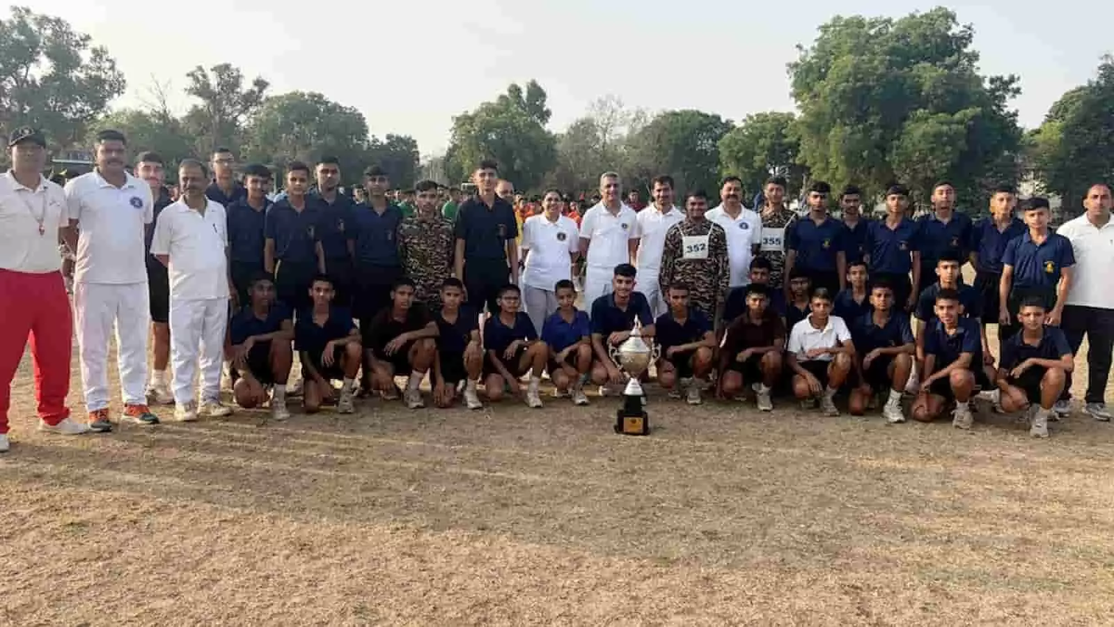 ओब्सटेकल प्रतियोगिता की ट्रॉफी के साथ सैनिक स्कूल चित्तौड़गढ़ के कैडेट्स और अधिकारी ग्राउंड में खड़े हैं। ओब्सटेकल प्रतियोगिता की ट्रॉफी के साथ सैनिक स्कूल चित्तौड़गढ़ के कैडेट्स और अधिकारी ग्राउंड में खड़े हैं।