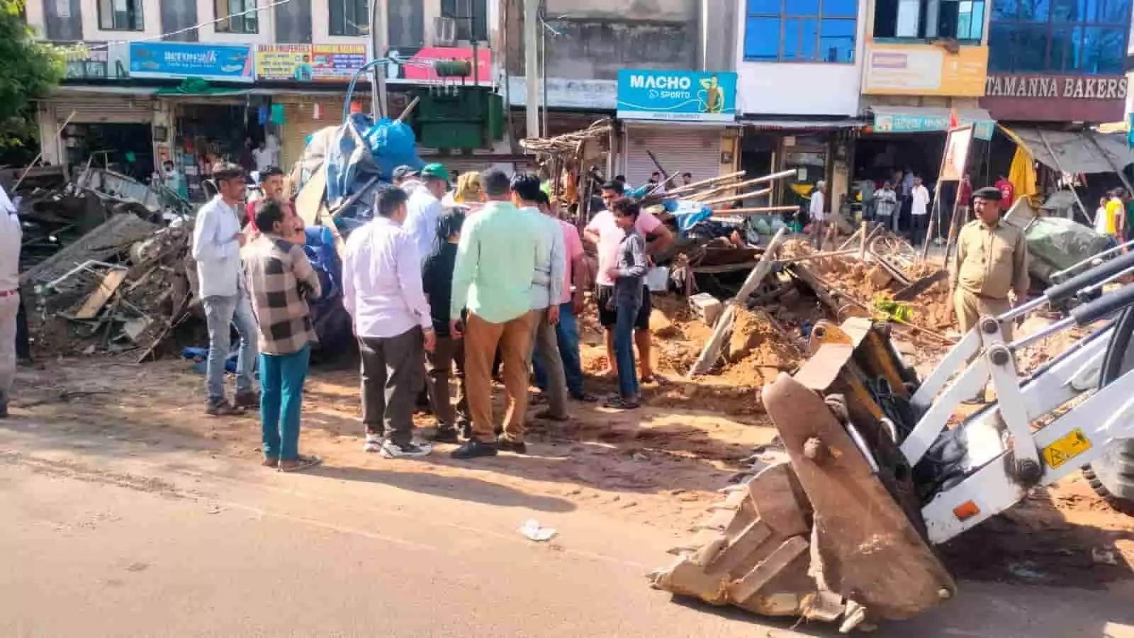 थड़ी मार्केट में जेसीबी से अतिक्रमण हटाते नगर निगम कर्मचारी और खड़े स्थानीय लोग। थड़ी मार्केट में जेसीबी से अतिक्रमण हटाते नगर निगम कर्मचारी और खड़े स्थानीय लोग।