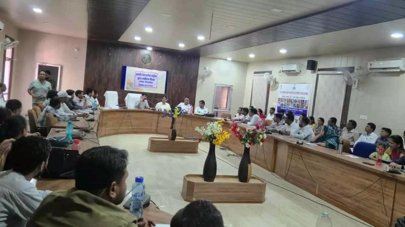 सभागार में जनगणना 2027 के प्रशिक्षण हेतु कुर्सियों पर बैठे अधिकारी और प्रगणक प्रशिक्षण प्राप्त करते हुए। सभागार में जनगणना 2027 के प्रशिक्षण हेतु कुर्सियों पर बैठे अधिकारी और प्रगणक प्रशिक्षण प्राप्त करते हुए।