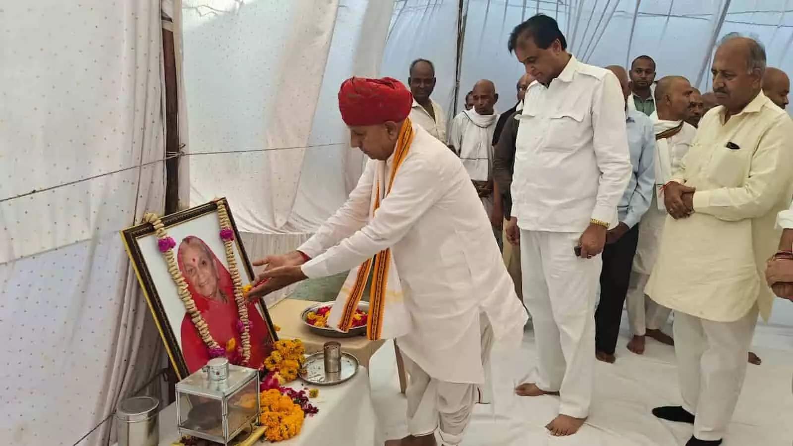 केंद्रीय मंत्री भागीरथ चौधरी बरखेड़ा में स्वर्गीय देवु बाई पाटीदार के चित्र पर पुष्पांजलि अर्पित करते हुए। केंद्रीय मंत्री भागीरथ चौधरी बरखेड़ा में स्वर्गीय देवु बाई पाटीदार के चित्र पर पुष्पांजलि अर्पित करते हुए।