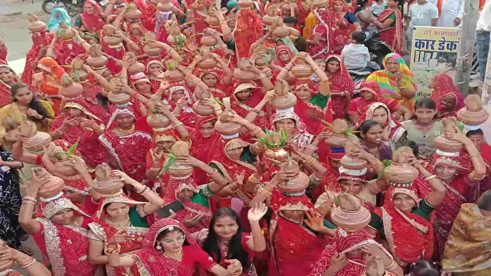 खेरोदा में कलश यात्रा के दौरान सिर पर मंगल कलश रखे लाल वस्त्र पहनी महिलाएं और श्रद्धालु दिखाई दे रहे हैं। खेरोदा में कलश यात्रा के दौरान सिर पर मंगल कलश रखे लाल वस्त्र पहनी महिलाएं और श्रद्धालु दिखाई दे रहे हैं।