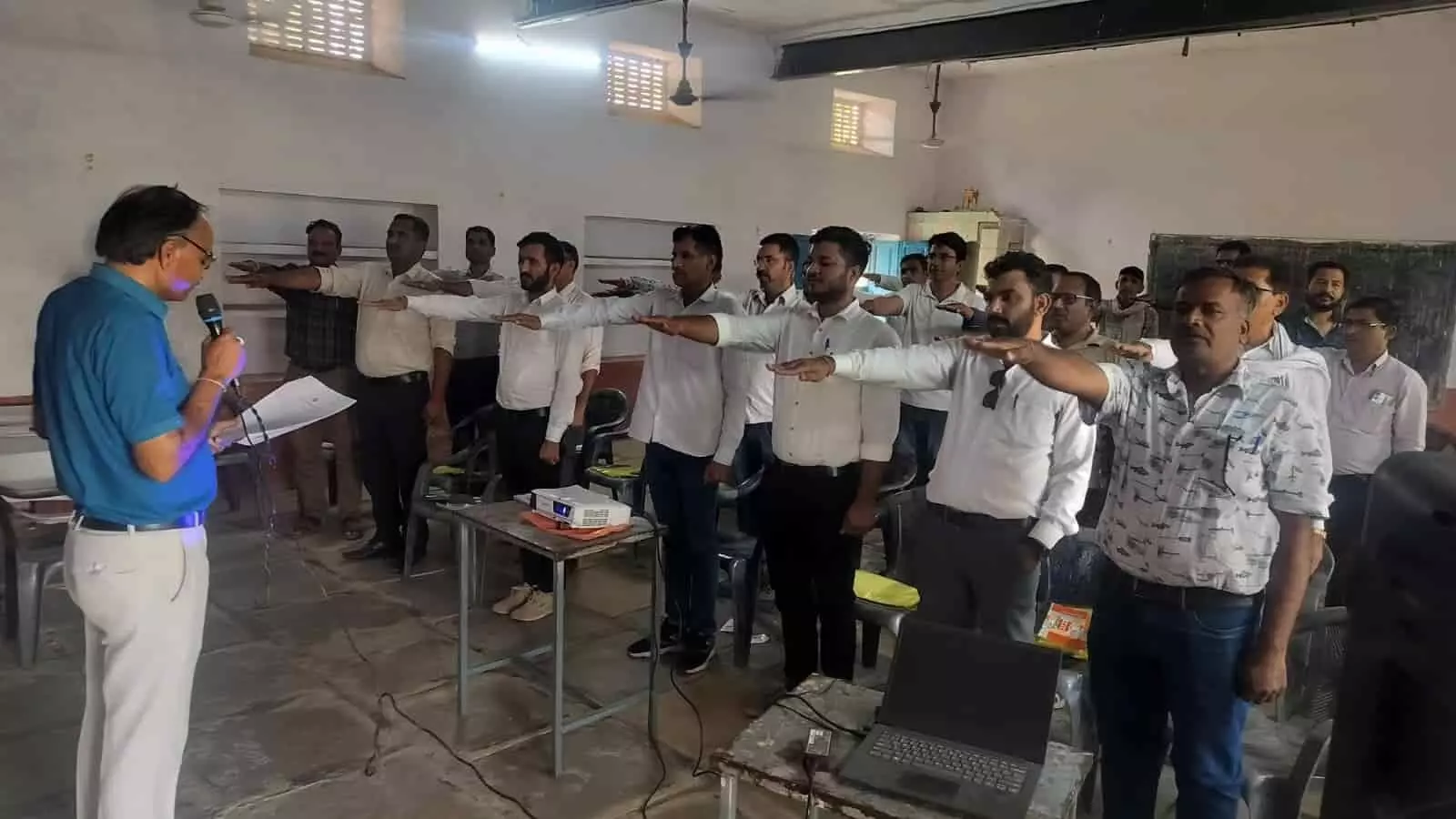 मावली के विद्यालय परिसर में जनगणना प्रशिक्षण शिविर के समापन पर शपथ लेते प्रतिभागी और प्रशिक्षक। मावली के विद्यालय परिसर में जनगणना प्रशिक्षण शिविर के समापन पर शपथ लेते प्रतिभागी और प्रशिक्षक।