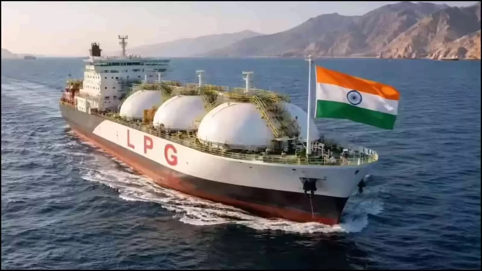 समुद्र में चलता हुआ एलपीजी टैंकर जहाज जिस पर भारतीय तिरंगा लगा है और होर्मुज जलमार्ग का संदर्भ है।
