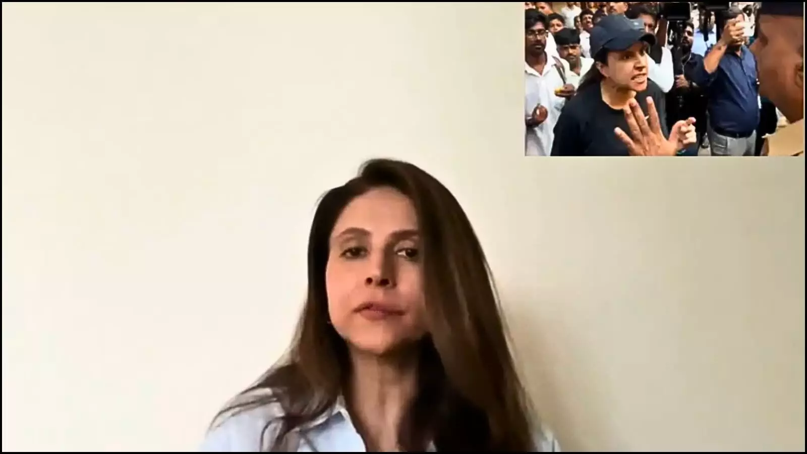 वीडियो में टीना चौधरी वर्ली की सड़क पर पुलिस और मंत्री के सामने ट्रैफिक की समस्या बता रही हैं।