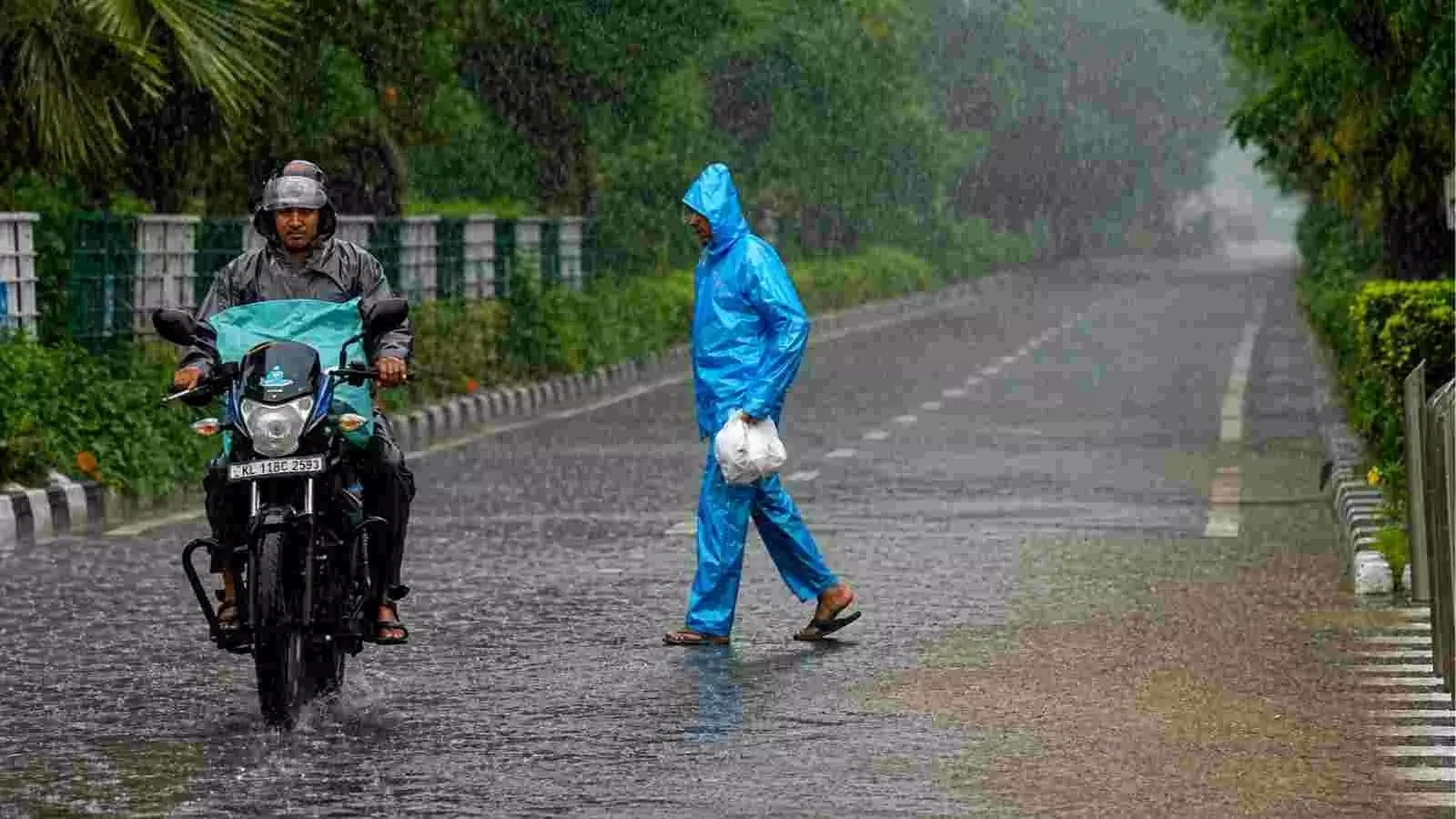 भारी बारिश और आंधी के बीच सड़क पर रेनकोट पहनकर चलते लोग और मोटरसाइकिल सवार। भारी बारिश और आंधी के बीच सड़क पर रेनकोट पहनकर चलते लोग और मोटरसाइकिल सवार।