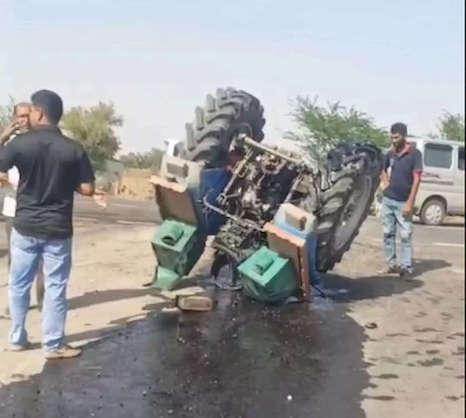 नागौर स्टेट हाईवे 458 पर दुर्घटनाग्रस्त ट्रैक्टर और कार के पास खड़े ग्रामीण और पुलिस अधिकारी। नागौर स्टेट हाईवे 458 पर दुर्घटनाग्रस्त ट्रैक्टर और कार के पास खड़े ग्रामीण और पुलिस अधिकारी।