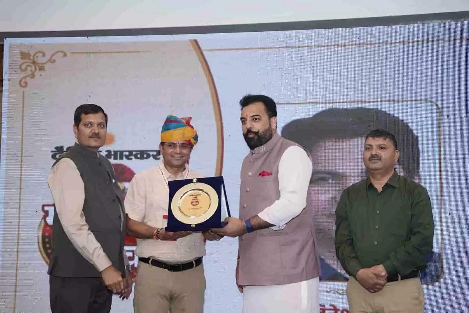जोधपुर के मारुगढ़ रिसोर्ट में लक्ष्यराज सिंह मेवाड़ डॉ. दिनेश खराड़ी को मारवाड़ का गौरव स्मृति चिह्न भेंट कर रहे हैं। जोधपुर के मारुगढ़ रिसोर्ट में लक्ष्यराज सिंह मेवाड़ डॉ. दिनेश खराड़ी को मारवाड़ का गौरव स्मृति चिह्न भेंट कर रहे हैं।