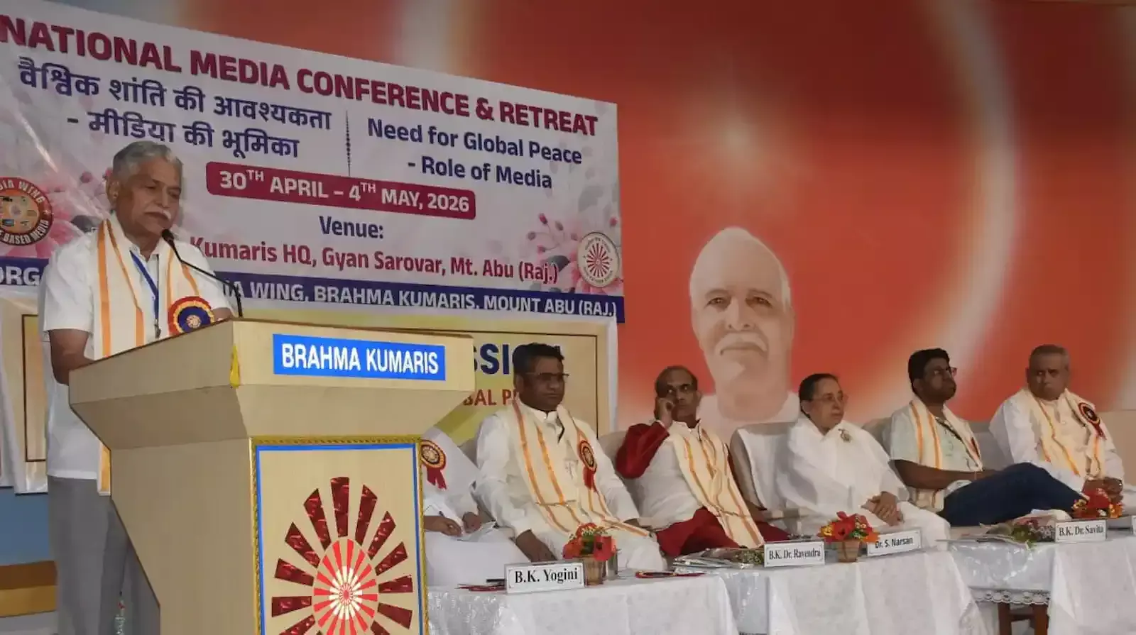 माउंट आबू की नक्की झील में नाव पर सवार सैलानी ठंडी हवाओं के बीच नौका विहार कर रहे हैं। माउंट आबू की नक्की झील में नाव पर सवार सैलानी ठंडी हवाओं के बीच नौका विहार कर रहे हैं।