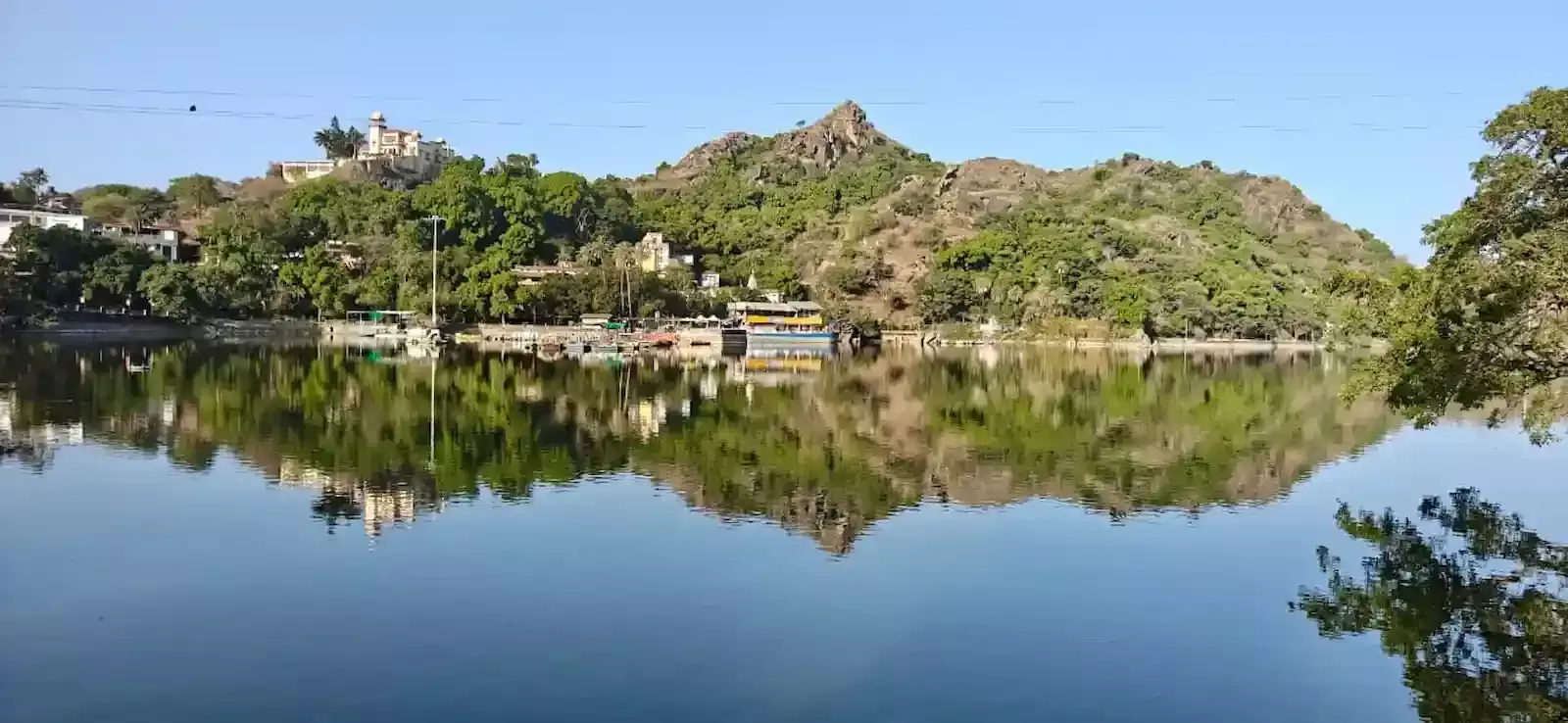 नक्की झील में नाव चलाते पर्यटक और माउंट आबू के पर्वतीय पर्यटन स्थल पर उमड़ी भारी भीड़। नक्की झील में नाव चलाते पर्यटक और माउंट आबू के पर्वतीय पर्यटन स्थल पर उमड़ी भारी भीड़।