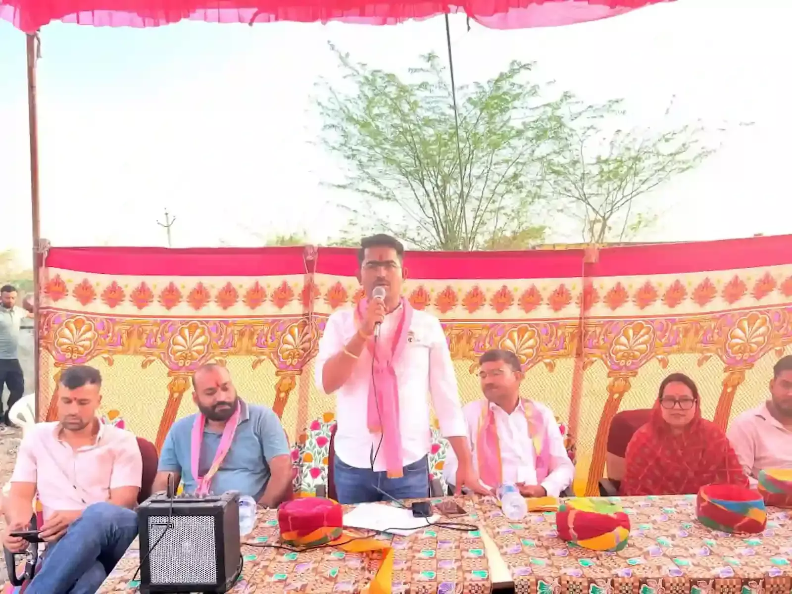 मावली के घासा मंडल में ग्राम विकास रथ के पास सरकारी योजनाओं की जानकारी लेते ग्रामीण और भाजपा पदाधिकारी। मावली के घासा मंडल में ग्राम विकास रथ के पास सरकारी योजनाओं की जानकारी लेते ग्रामीण और भाजपा पदाधिकारी।
