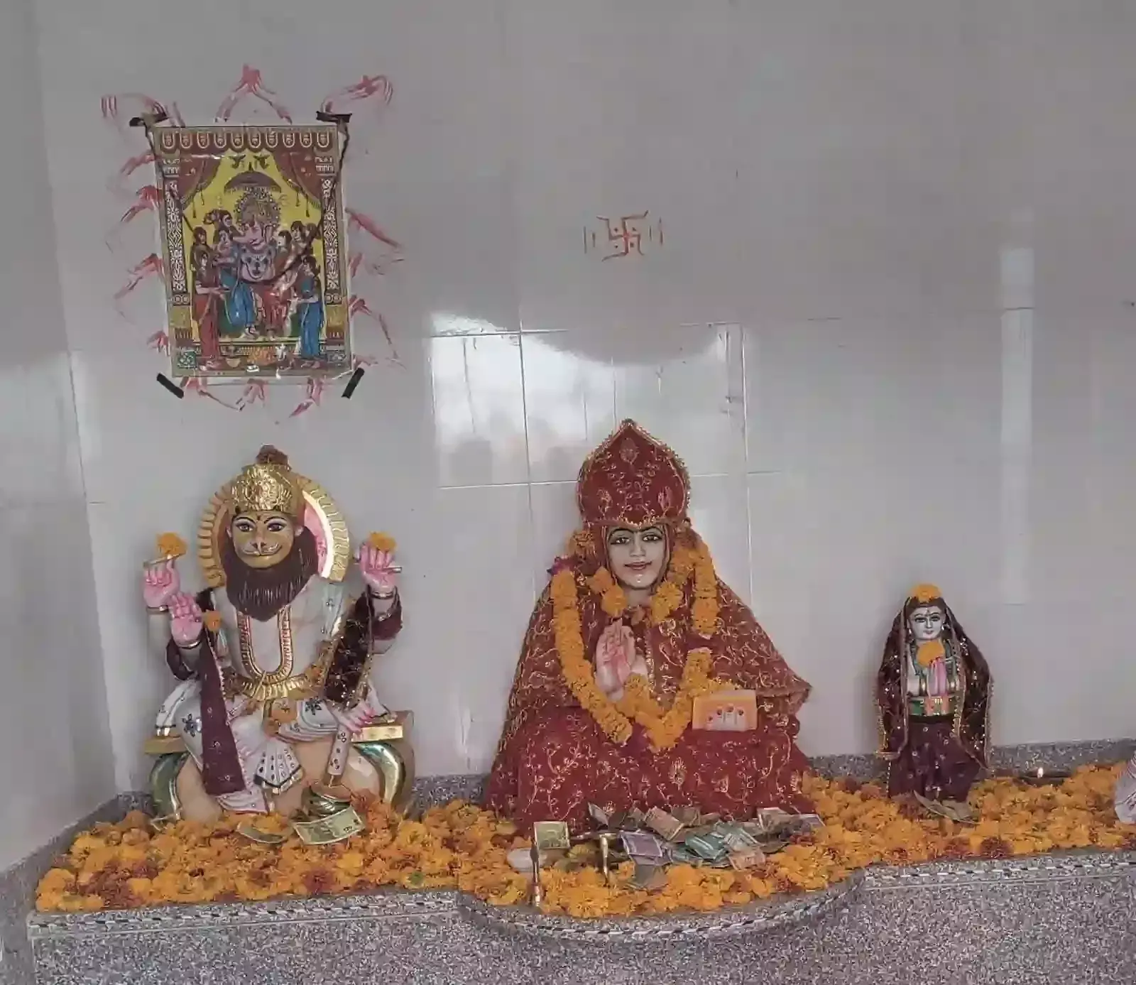खेरोदा के नृसिंह मंदिर शिखर पर कलश स्थापना करते श्रद्धालु और प्रजापति समाज के लोग। खेरोदा के नृसिंह मंदिर शिखर पर कलश स्थापना करते श्रद्धालु और प्रजापति समाज के लोग।