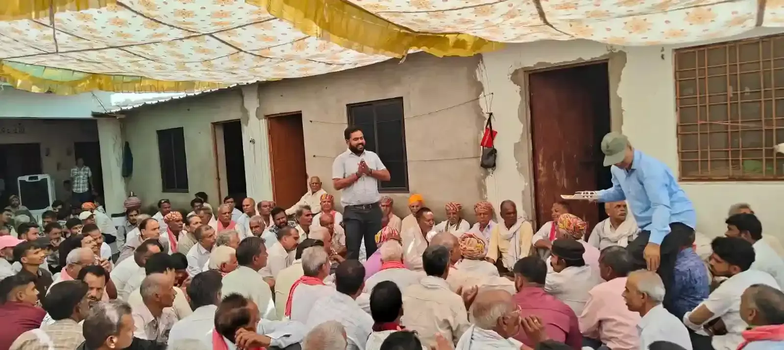 घासा में मेवलिया प्रजापति समाज मेवाड़ चौखला की बैठक में चर्चा करते पदाधिकारी और सदस्य। घासा में मेवलिया प्रजापति समाज मेवाड़ चौखला की बैठक में चर्चा करते पदाधिकारी और सदस्य।