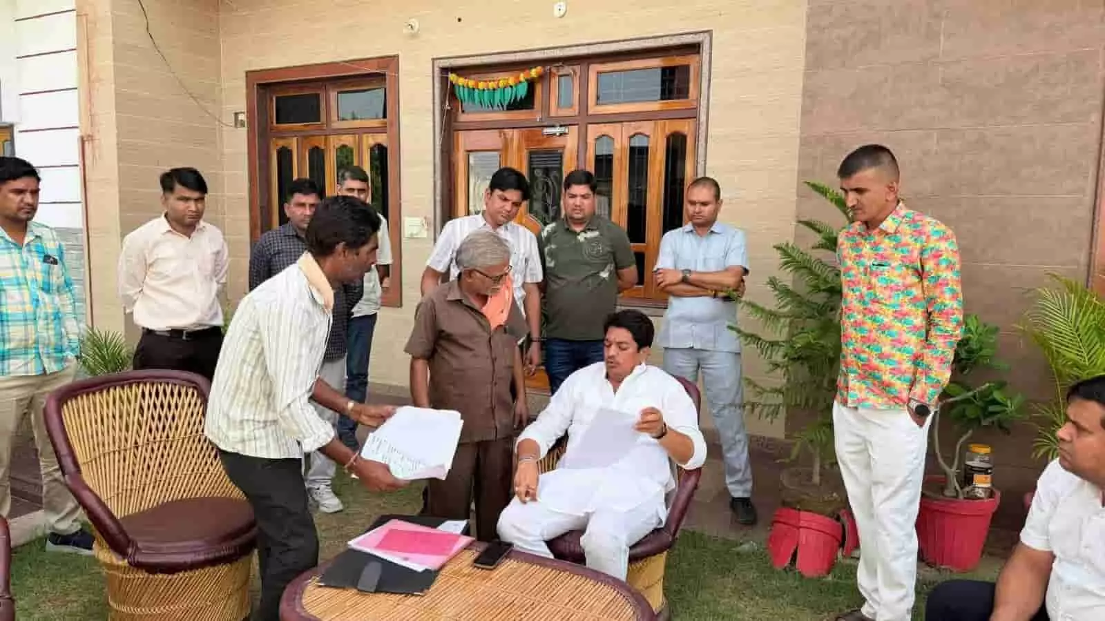 जैतारण में अपने आवास पर जनसुनवाई के दौरान फरियादियों के प्रार्थना पत्र देखते मंत्री अविनाश गहलोत। जैतारण में अपने आवास पर जनसुनवाई के दौरान फरियादियों के प्रार्थना पत्र देखते मंत्री अविनाश गहलोत।