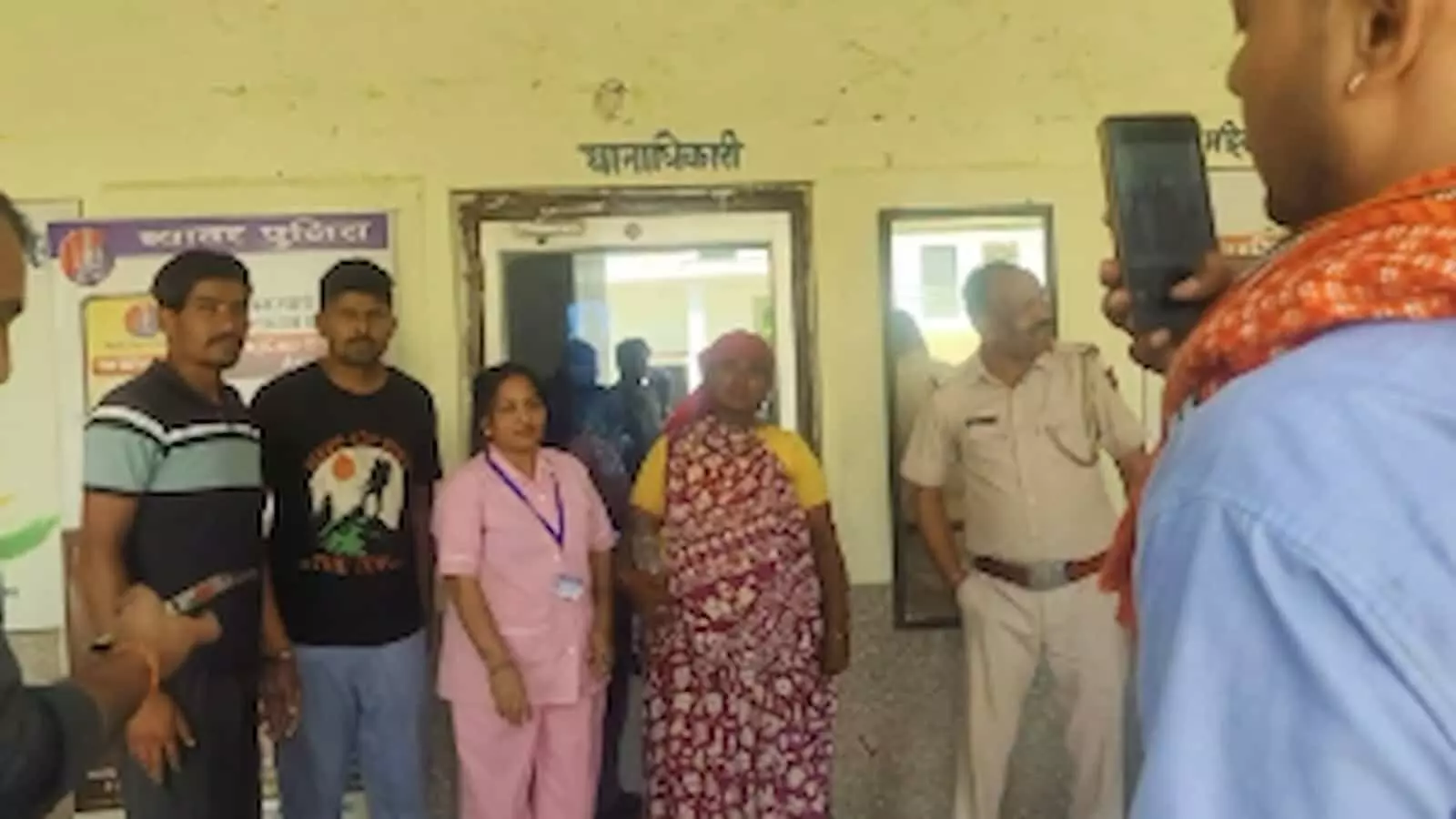 रायपुर थाना परिसर में पुलिसकर्मी और सामाजिक कार्यकर्ता रेस्क्यू की गई महिला के साथ खड़े हैं। रायपुर थाना परिसर में पुलिसकर्मी और सामाजिक कार्यकर्ता रेस्क्यू की गई महिला के साथ खड़े हैं।