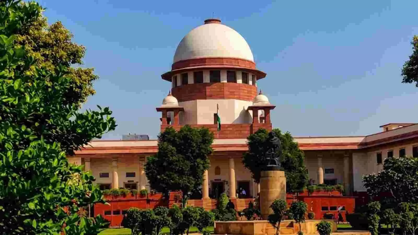 भारत के सर्वोच्च न्यायालय का मुख्य गुंबद और सफेद इमारत परिसर दिख रहा है।