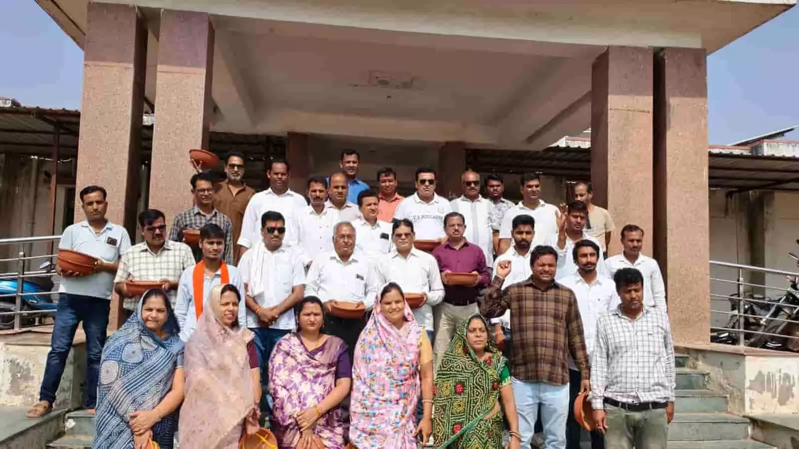 बेगूं में परिंडे थामे खड़े भाजपा कार्यकर्ता विधायक सुरेश धाकड़ के जन्मदिन पर आयोजित कार्यक्रम में।