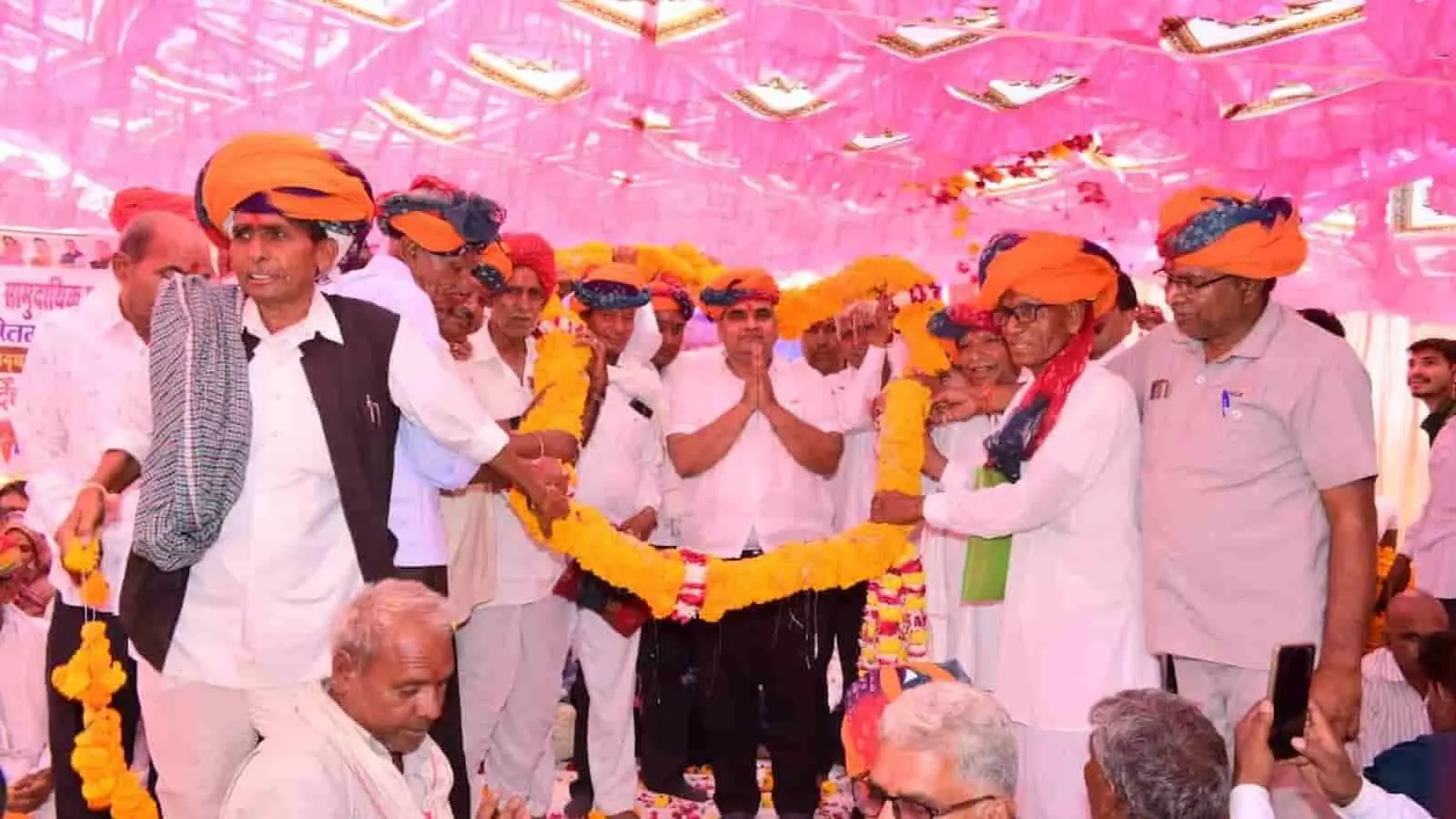एलवा माता मंदिर परिसर में मेघवाल समाज के लोगों के बीच स्वागत स्वीकार करते मंत्री गौतम दक।