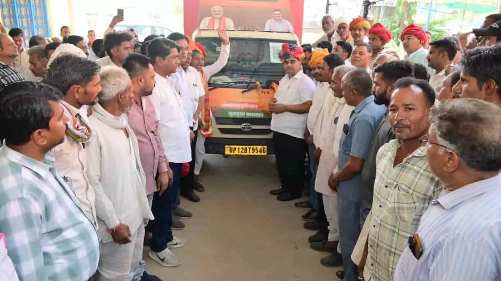 डूंगला में रथ यात्रा के स्वागत कार्यक्रम में खड़े मंत्री गौतम कुमार दक और ग्रामीण समुदाय।