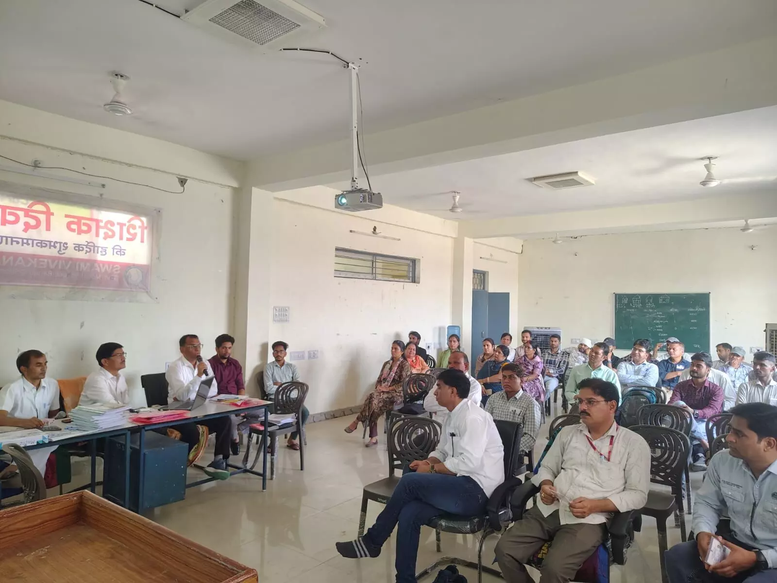 स्वामी विवेकानंद मॉडल स्कूल बेगूं में जनगणना 2027 प्रशिक्षण सत्र के दौरान बैठे प्रतिभागी और अधिकारी।