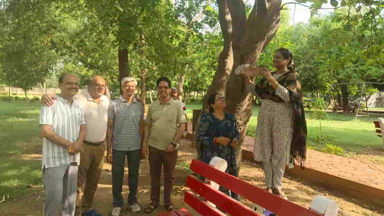 महावीर पार्क में पेड़ पर मिट्टी का परिंडा बांधती महिला और खड़े हुए अन्य परिषद सदस्य। महावीर पार्क में पेड़ पर मिट्टी का परिंडा बांधती महिला और खड़े हुए अन्य परिषद सदस्य।