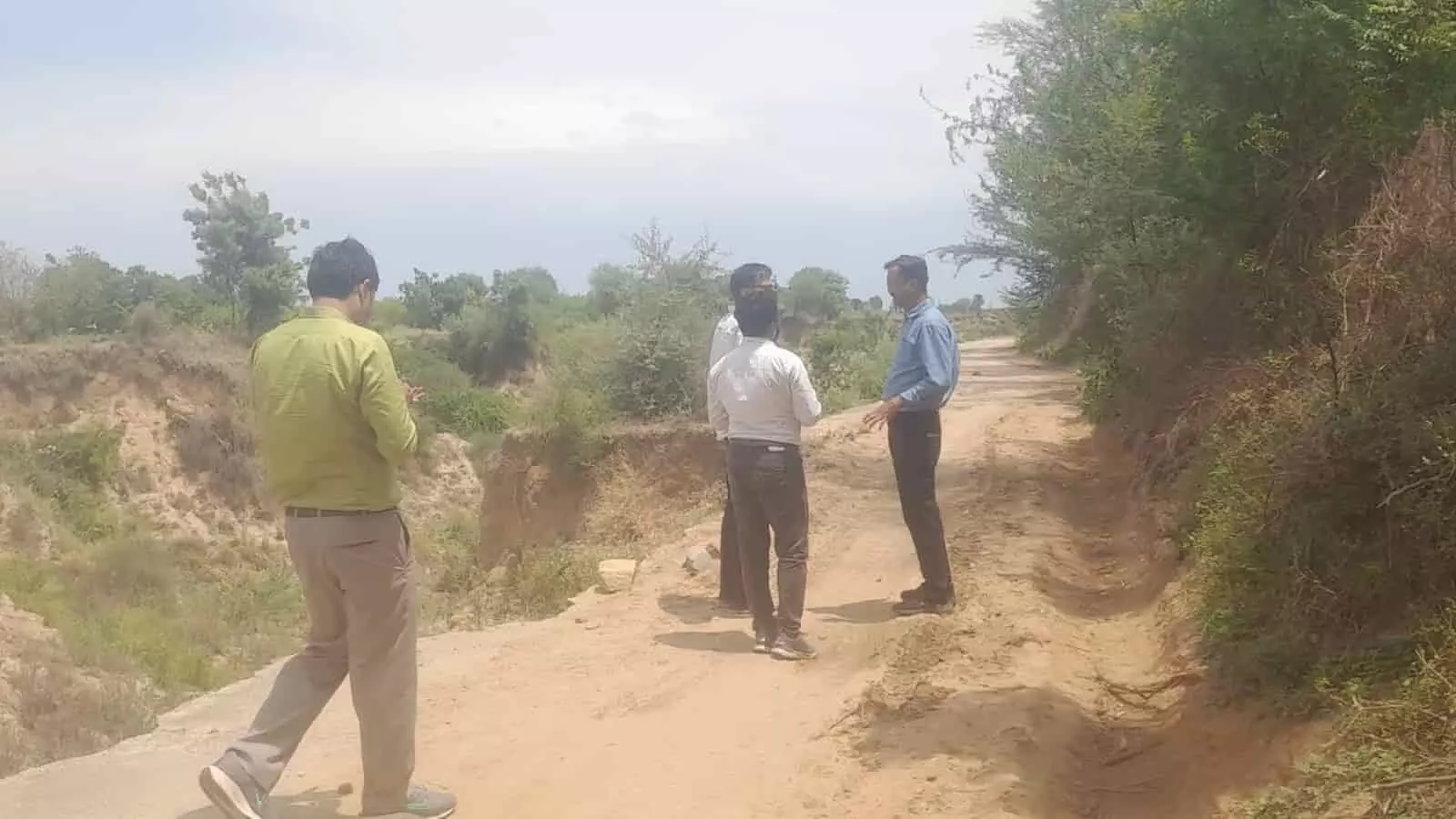 सूरवाल बांध क्षेत्र में जल संसाधन विभाग के अधिकारी कटाव प्रभावित स्थल का निरीक्षण करते हुए। सूरवाल बांध क्षेत्र में जल संसाधन विभाग के अधिकारी कटाव प्रभावित स्थल का निरीक्षण करते हुए।