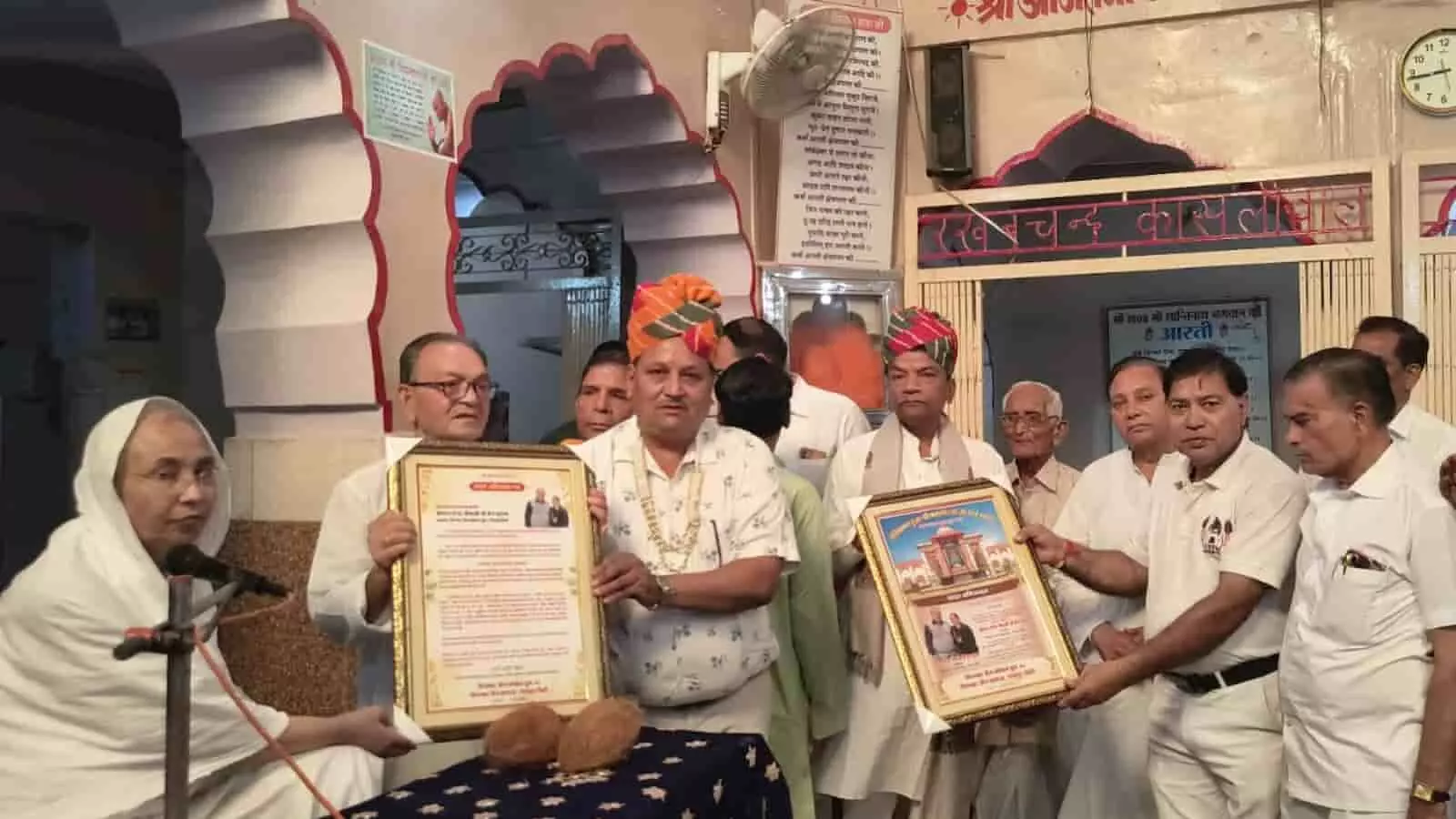 श्री शांतिनाथ दिगंबर जैन मंदिर में जैन मुनि के सानिध्य में लोग सम्मान पत्र ग्रहण कर रहे हैं। श्री शांतिनाथ दिगंबर जैन मंदिर में जैन मुनि के सानिध्य में लोग सम्मान पत्र ग्रहण कर रहे हैं।
