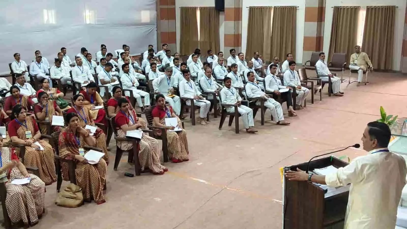 कोटा के स्वामी विवेकानंद विद्या निकेतन में प्रधानाचार्य प्रशिक्षण वर्ग के दौरान हॉल में बैठे प्रतिभागी और भाषण देते मुख्य वक्ता। कोटा के स्वामी विवेकानंद विद्या निकेतन में प्रधानाचार्य प्रशिक्षण वर्ग के दौरान हॉल में बैठे प्रतिभागी और भाषण देते मुख्य वक्ता।