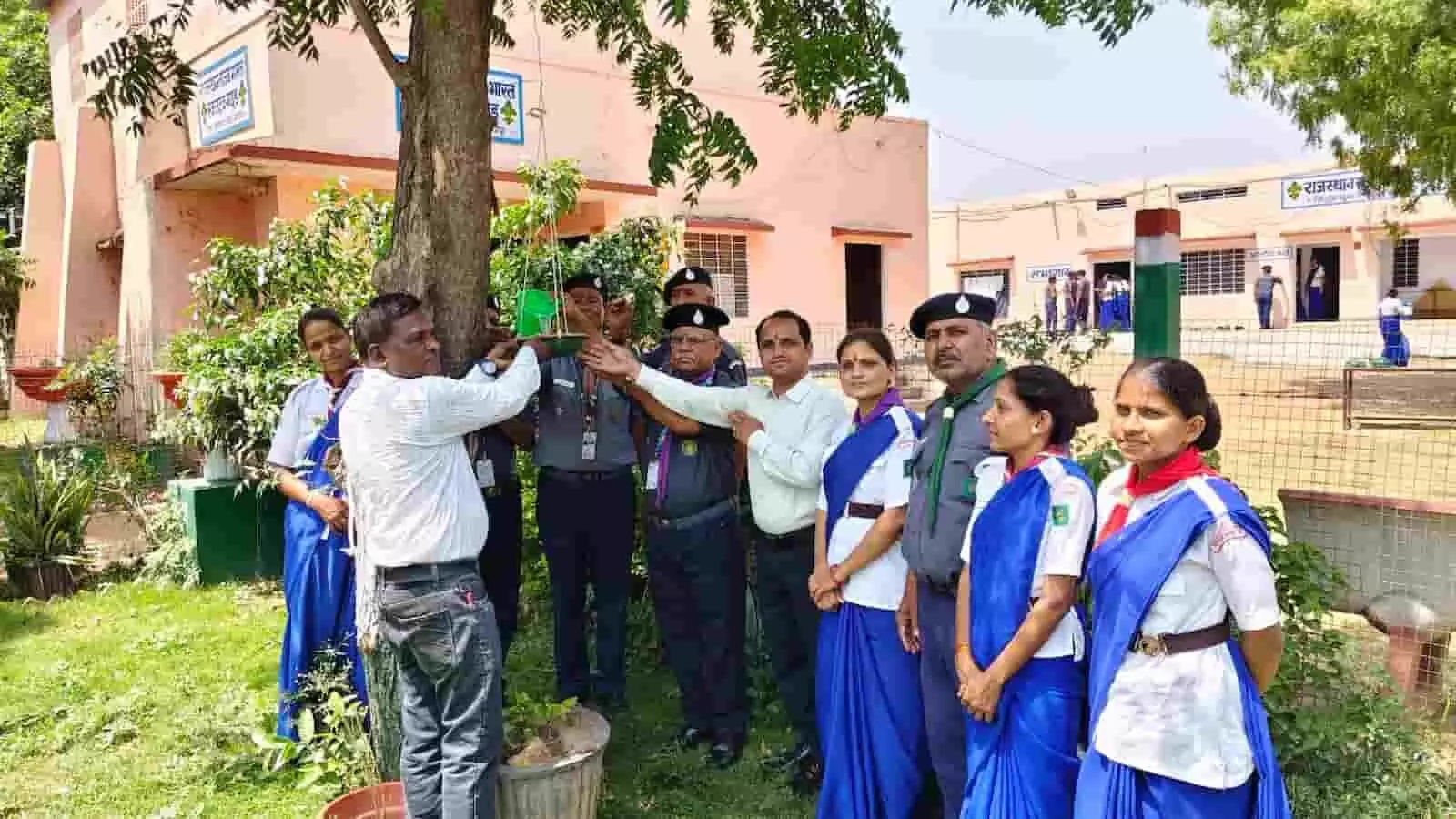 राजस्थान स्काउट गाइड प्रशिक्षण शिविर के दौरान पेड़ पर परिंदा बांधते हुए पदाधिकारी एवं कार्यकर्ता। राजस्थान स्काउट गाइड प्रशिक्षण शिविर के दौरान पेड़ पर परिंदा बांधते हुए पदाधिकारी एवं कार्यकर्ता।