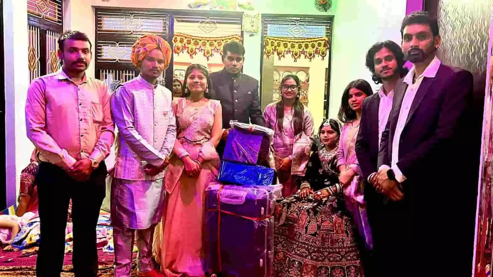 कोटा में जेसीआई राइट ऐड्स टीम के सदस्य नववधू और विवाह सामग्री के साथ खड़े होकर चित्र खिंचवा रहे हैं। कोटा में जेसीआई राइट ऐड्स टीम के सदस्य नववधू और विवाह सामग्री के साथ खड़े होकर चित्र खिंचवा रहे हैं।